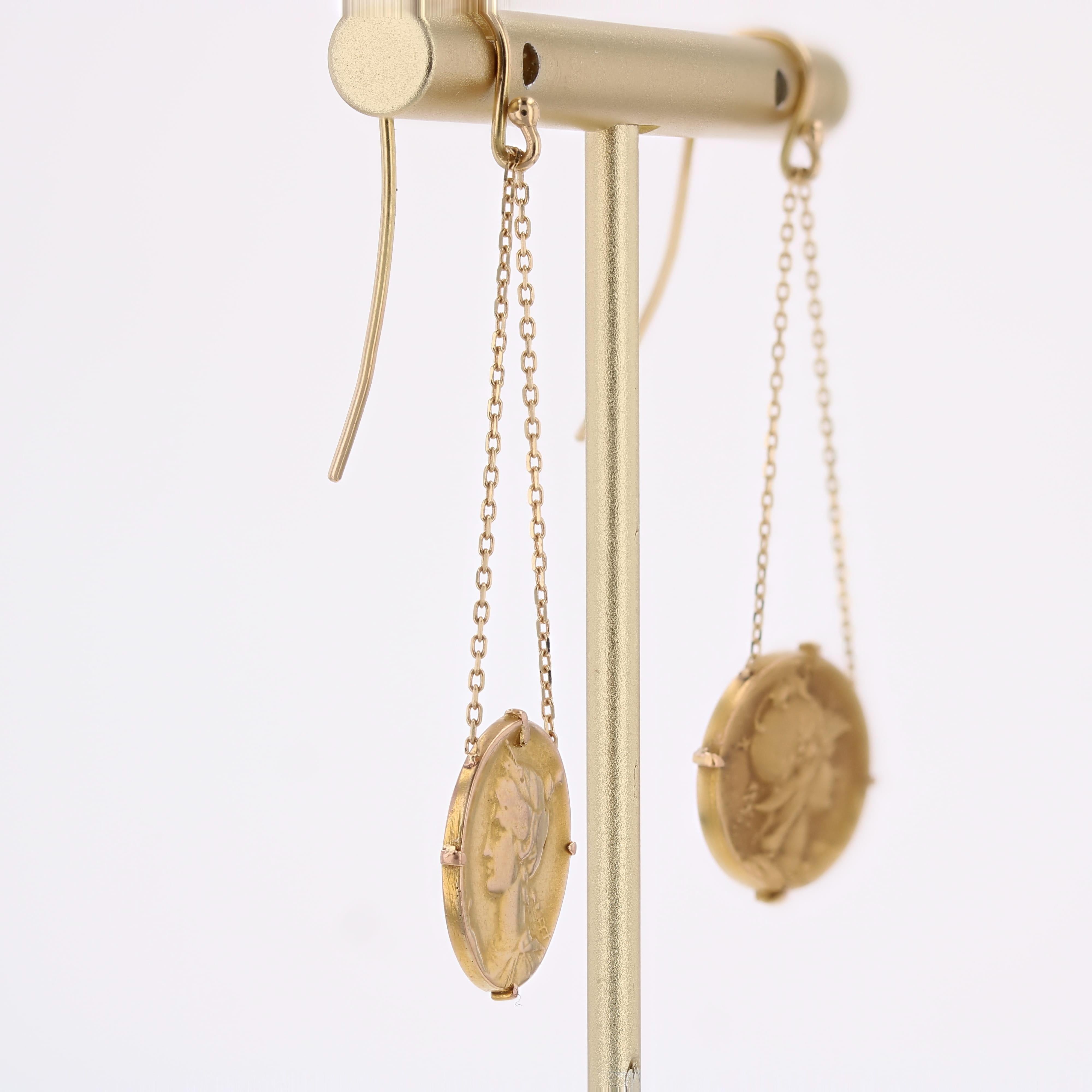 Boucles d'oreilles 1900 en or jaune 18 carats avec médaille pendante en vente 1