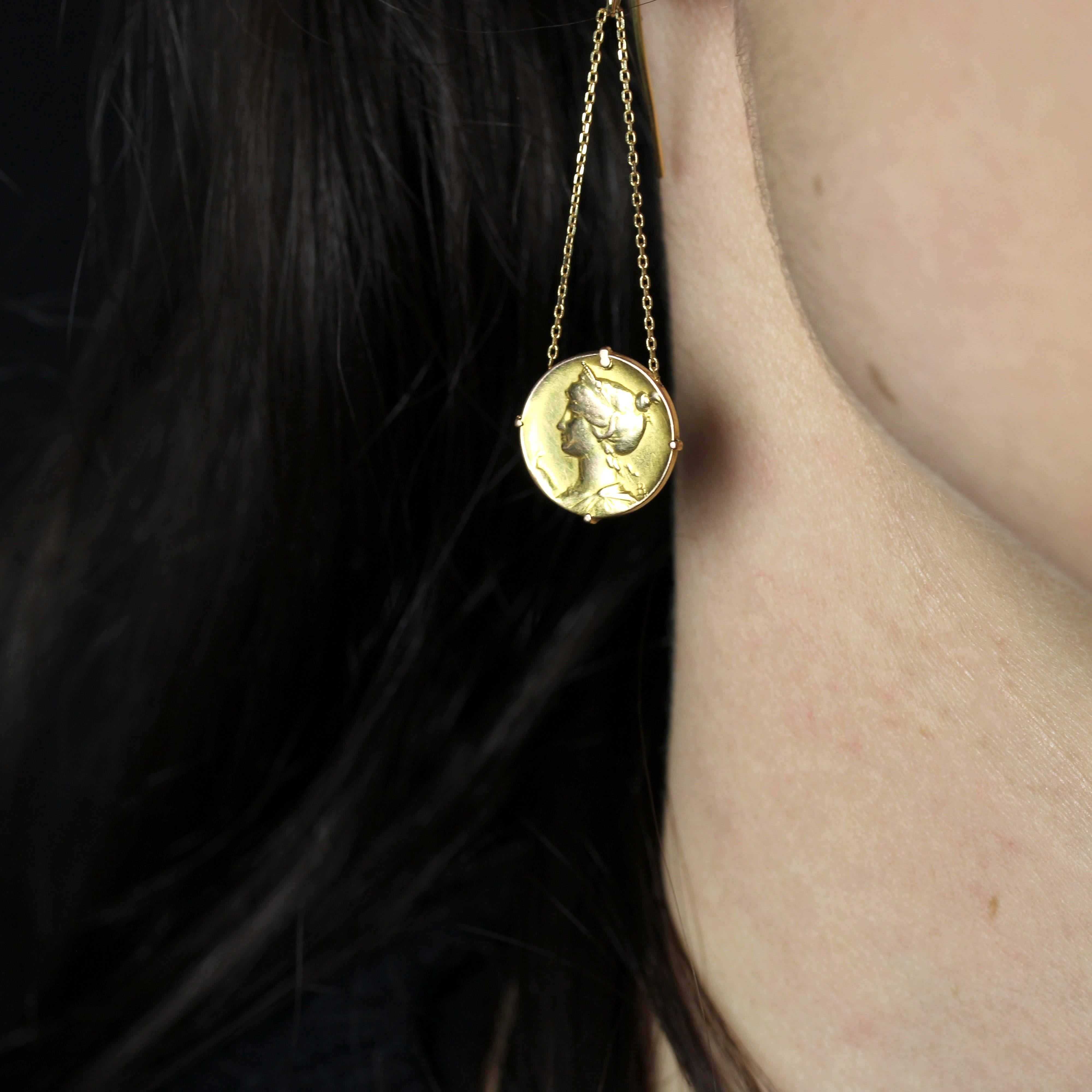 Boucles d'oreilles 1900 en or jaune 18 carats avec médaille pendante en vente 2