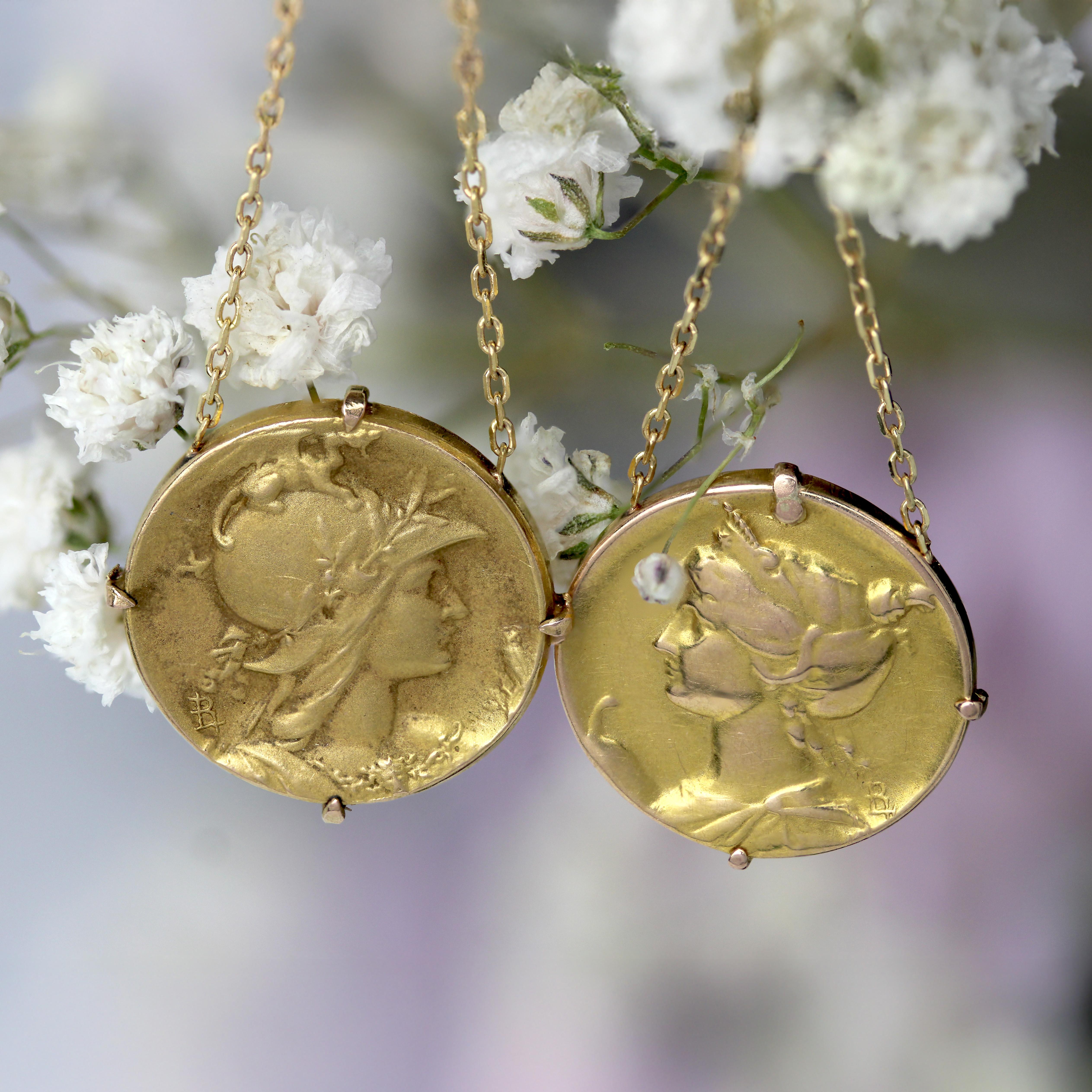 Boucles d'oreilles 1900 en or jaune 18 carats avec médaille pendante en vente 3