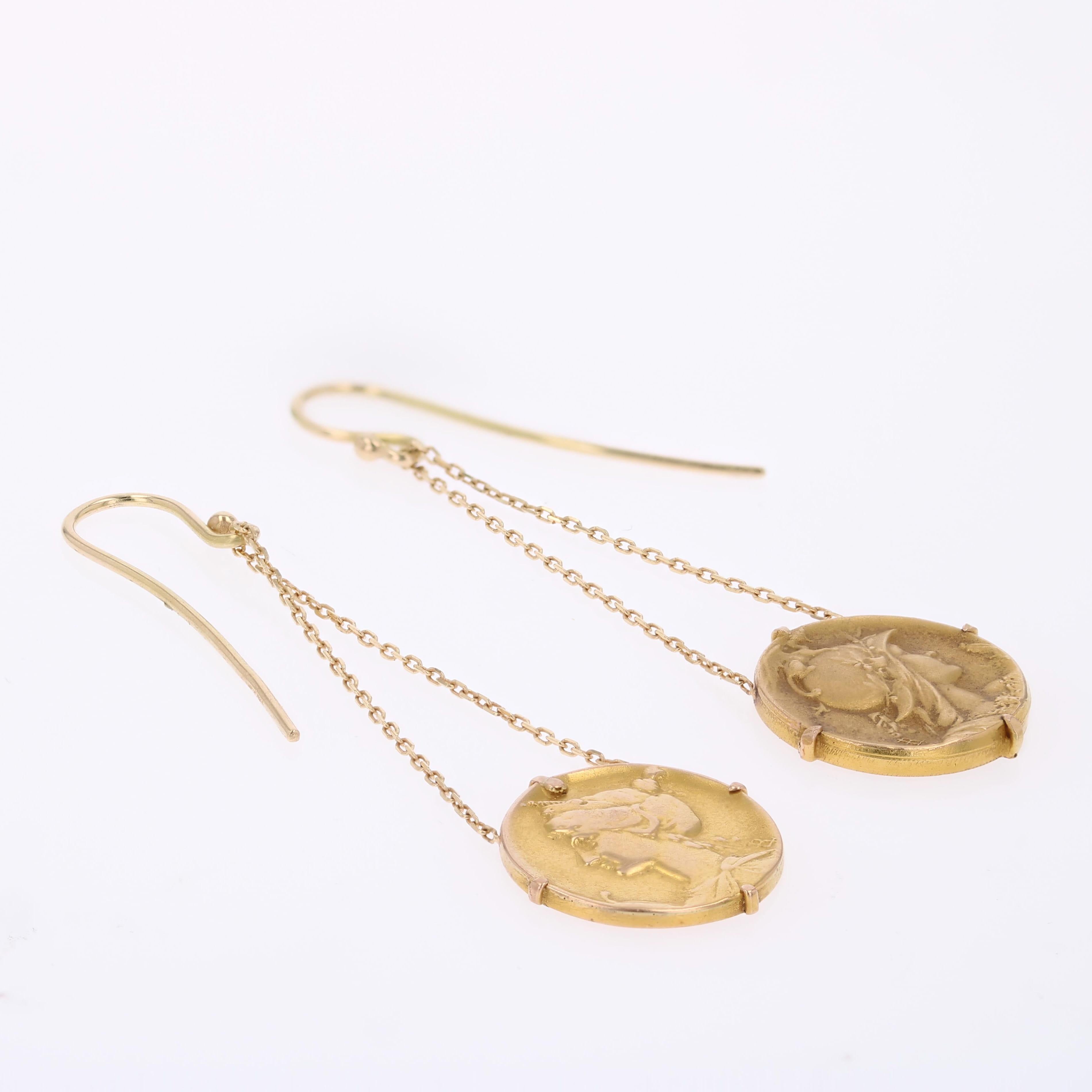 Boucles d'oreilles 1900 en or jaune 18 carats avec médaille pendante en vente 4