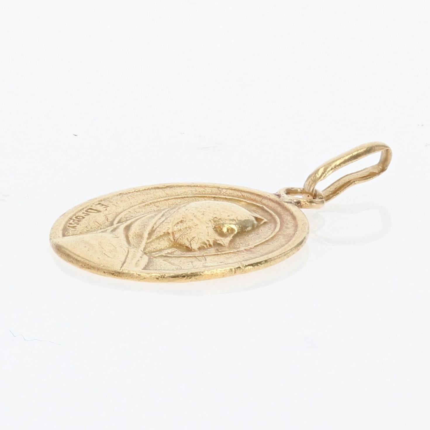 1900s 18 Karat Yellow Gold Haloed Virgin Medal Pendant In Good Condition In Poitiers, FR