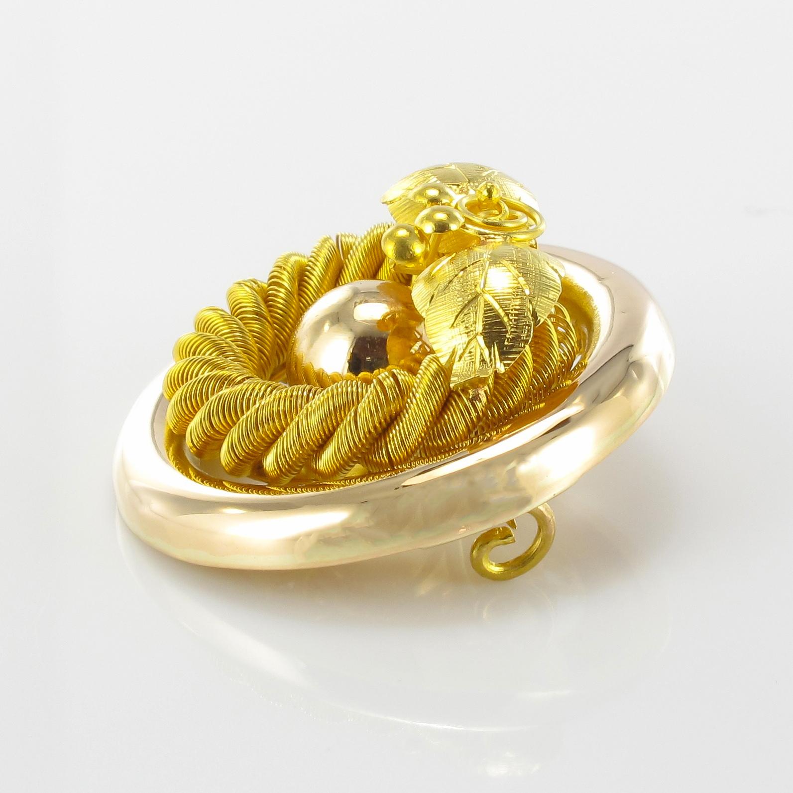Belle Époque Broche ronde en or jaune 18 carats des années 1900 en vente