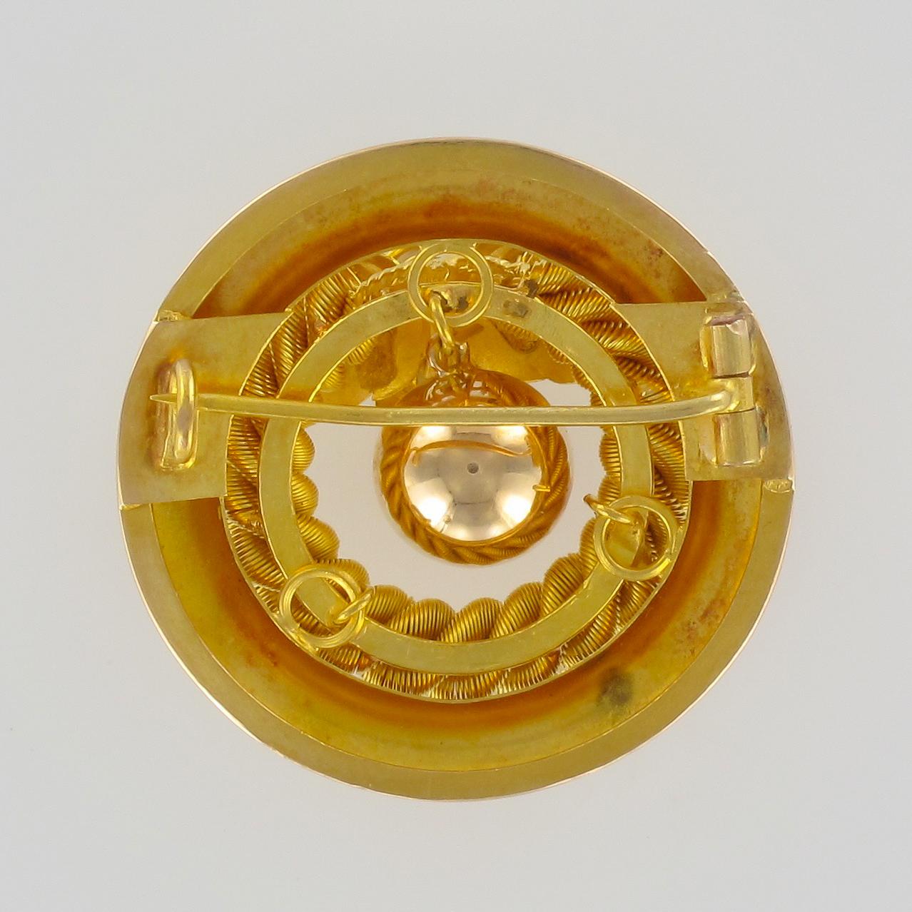 Broche ronde en or jaune 18 carats des années 1900 en vente 1