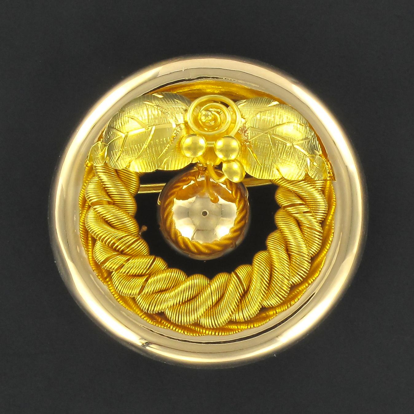 Broche ronde en or jaune 18 carats des années 1900 en vente 3