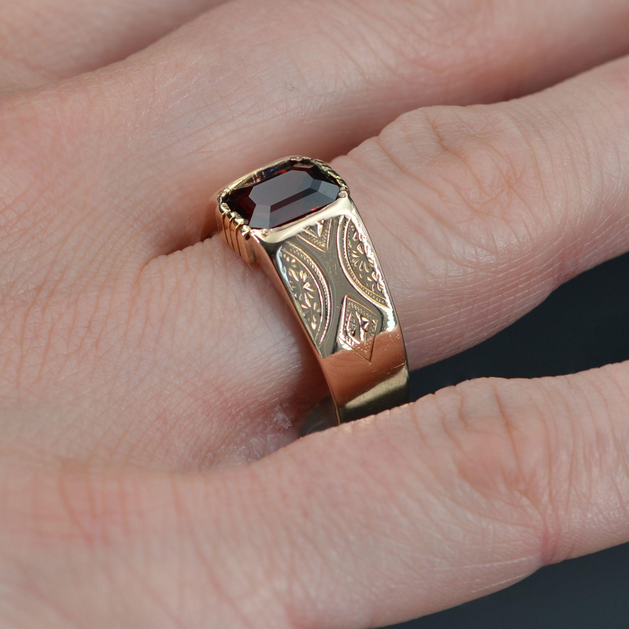 1900s 1, 80 Carat Garnet 18 Karat Rose Gold Engraved Ring For Sale 4