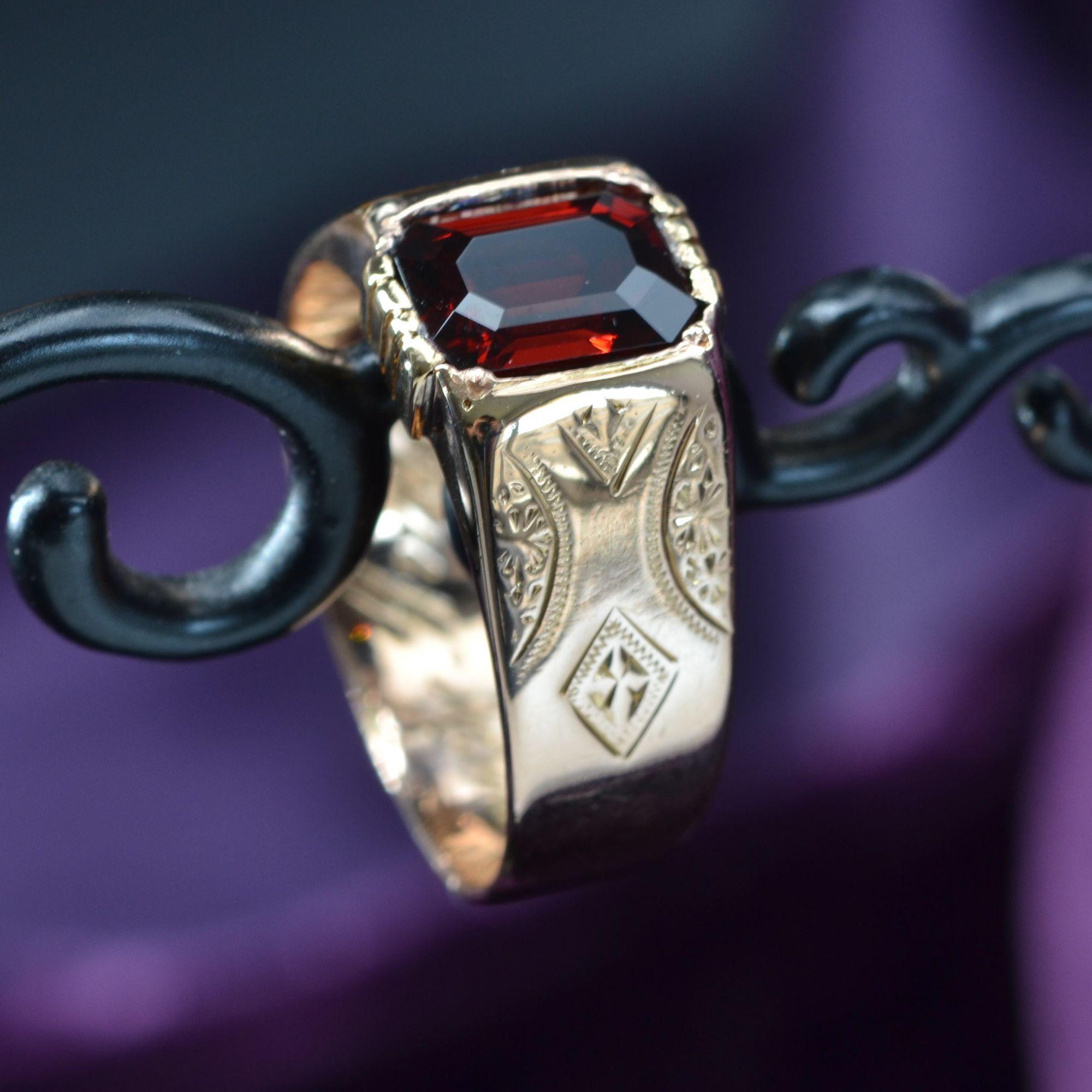 1900s 1, 80 Carat Garnet 18 Karat Rose Gold Engraved Ring For Sale 7