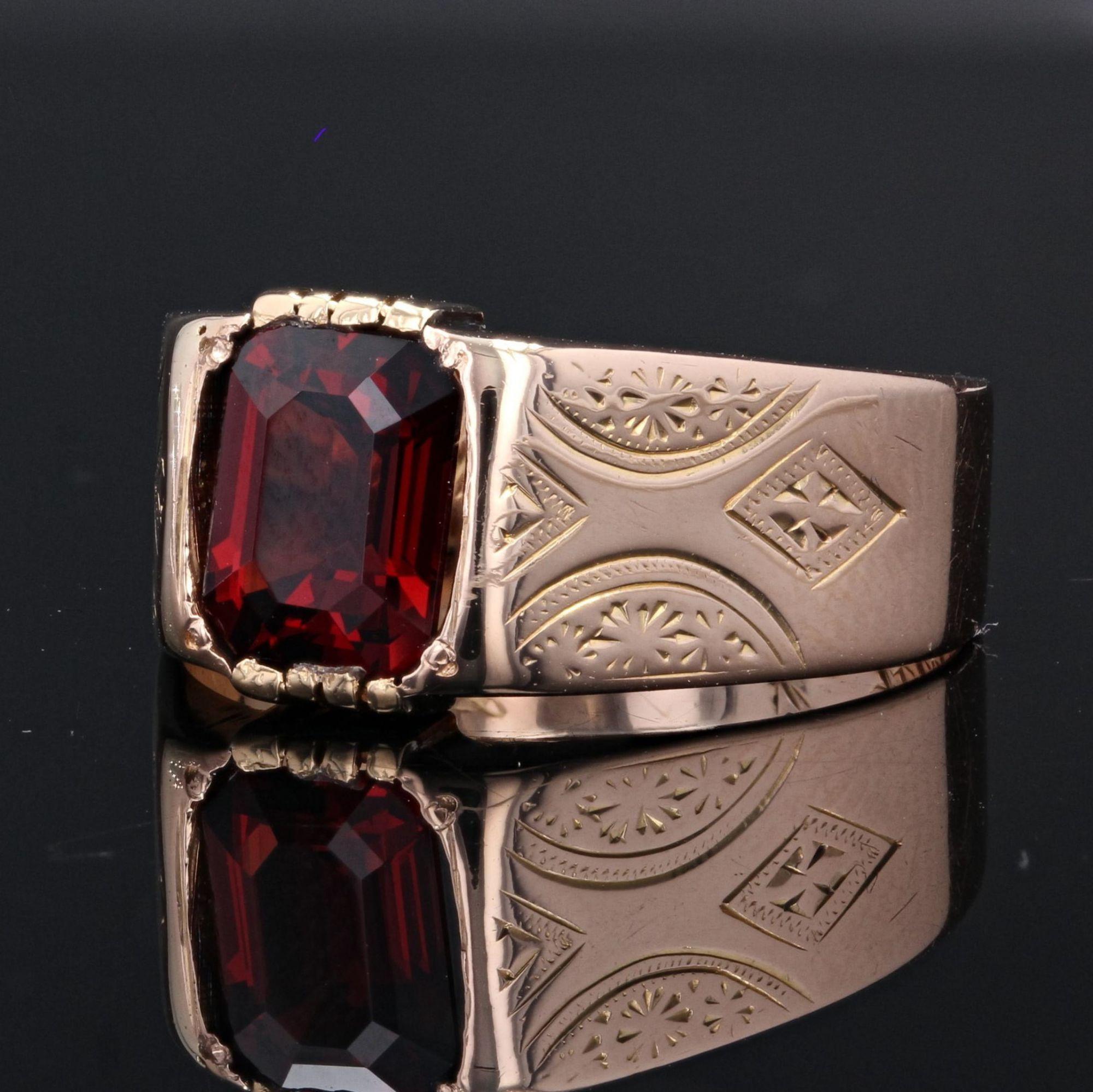 1900s 1, 80 Carat Garnet 18 Karat Rose Gold Engraved Ring In Good Condition For Sale In Poitiers, FR