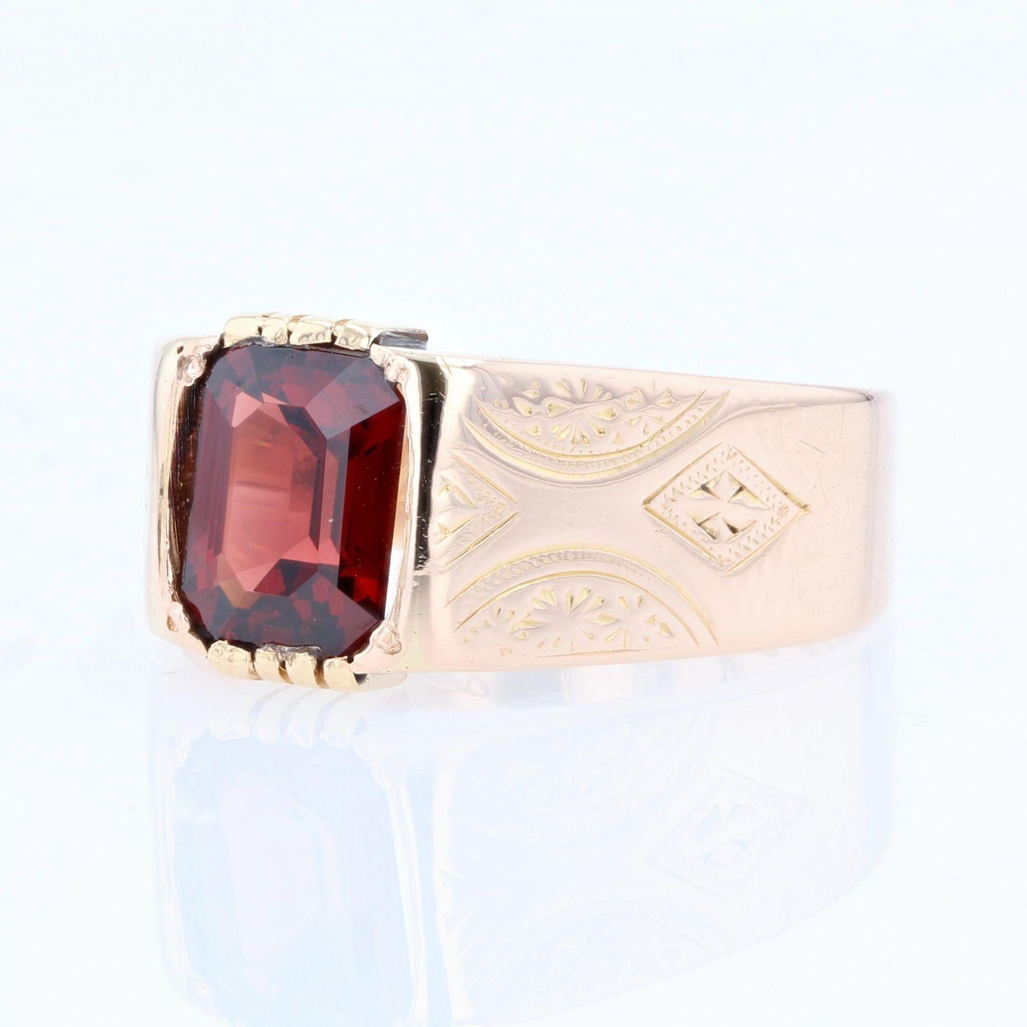 1900s 1, 80 Carat Garnet 18 Karat Rose Gold Engraved Ring For Sale 1