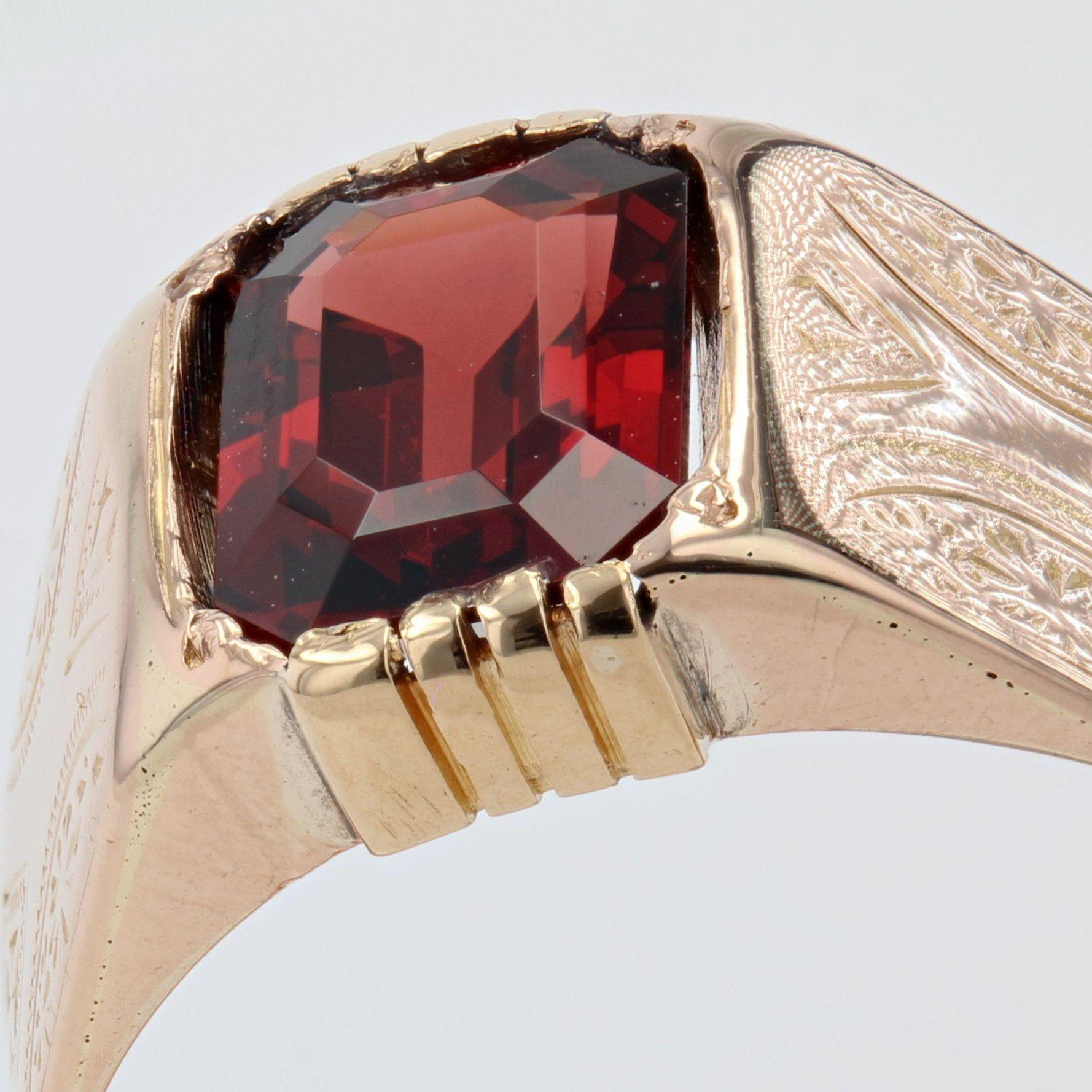 1900s 1, 80 Carat Garnet 18 Karat Rose Gold Engraved Ring For Sale 2