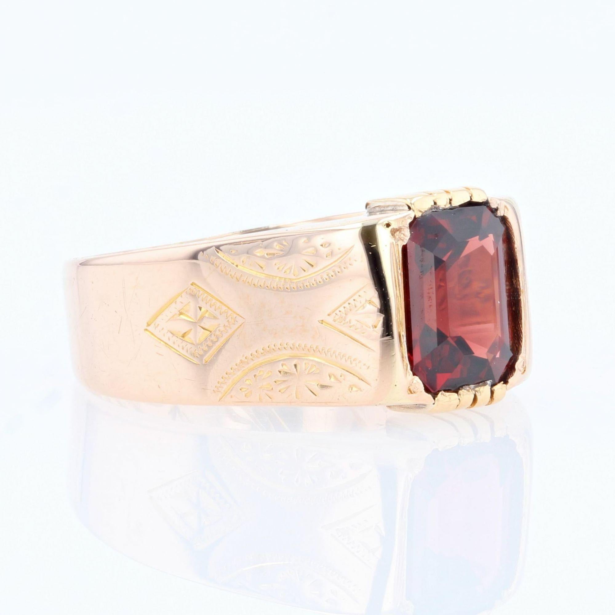 1900s 1, 80 Carat Garnet 18 Karat Rose Gold Engraved Ring For Sale 3