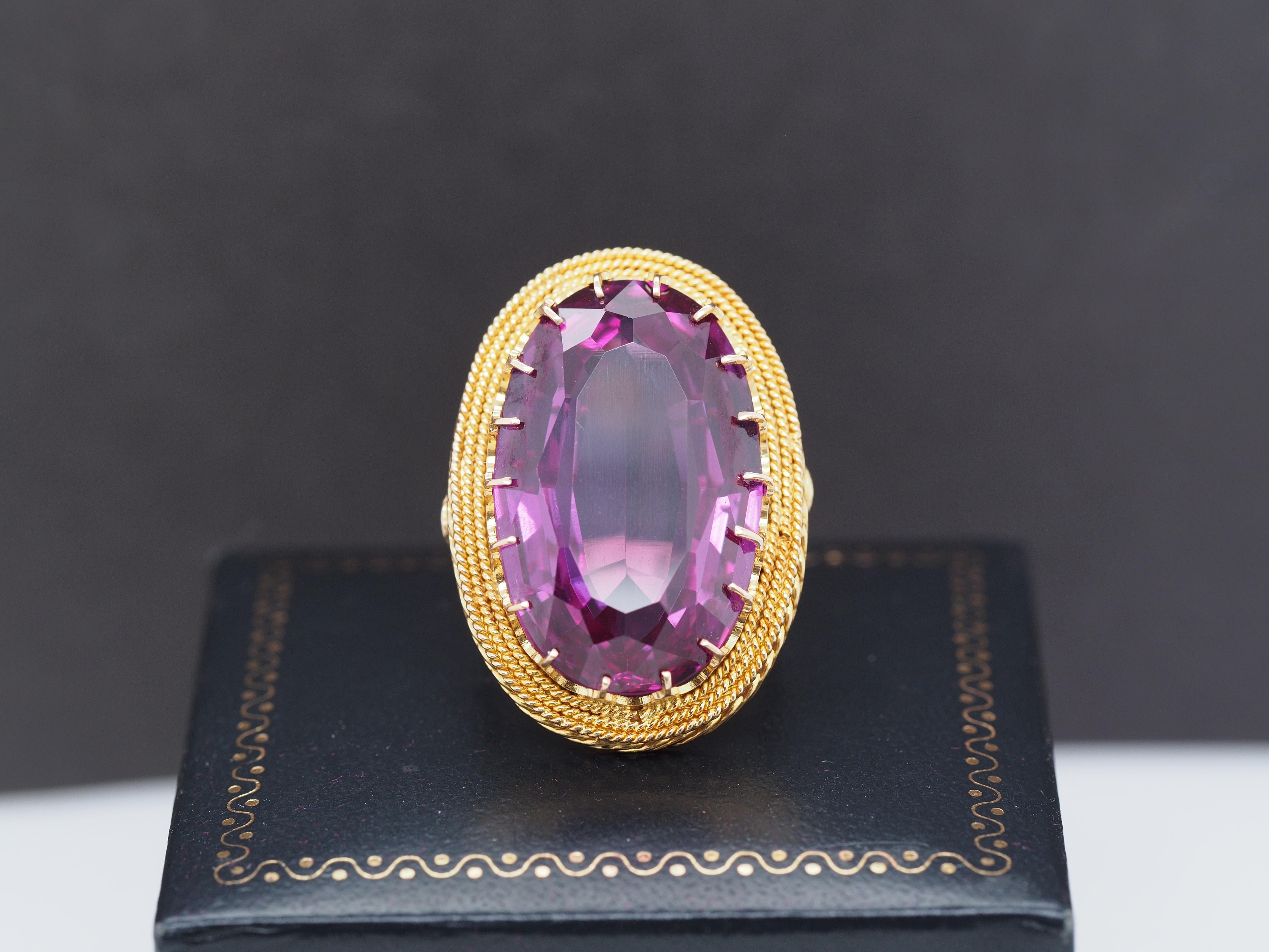 Jahr: 1900er
Artikel-Details:
Ring Größe: 6.5
Metall Typ: 18K Gelbgold [Punziert und geprüft]
Gewicht: 13 Gramm
Center Stein Details:
Amethyst, 24 mm x 16 mm, violett, natürlich, ovaler Schliff, etwa 10 Karat.
Breite des Bandes: 2,8 mm
Zustand: