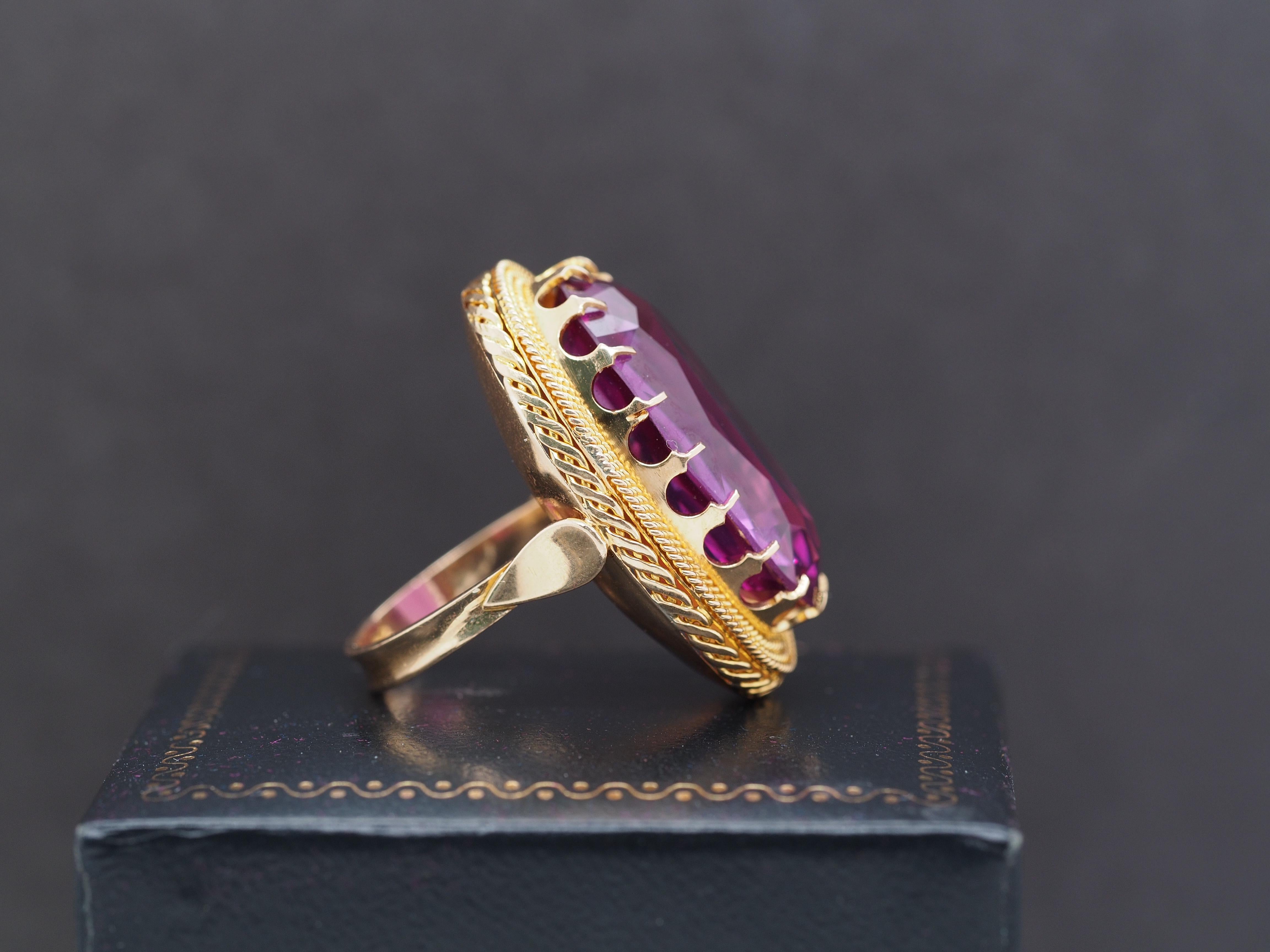 1900er Jahre 18 Karat Gelbgold Royal Prong Work und gravierter Kopf, Amethyst-Ring (Ovalschliff)