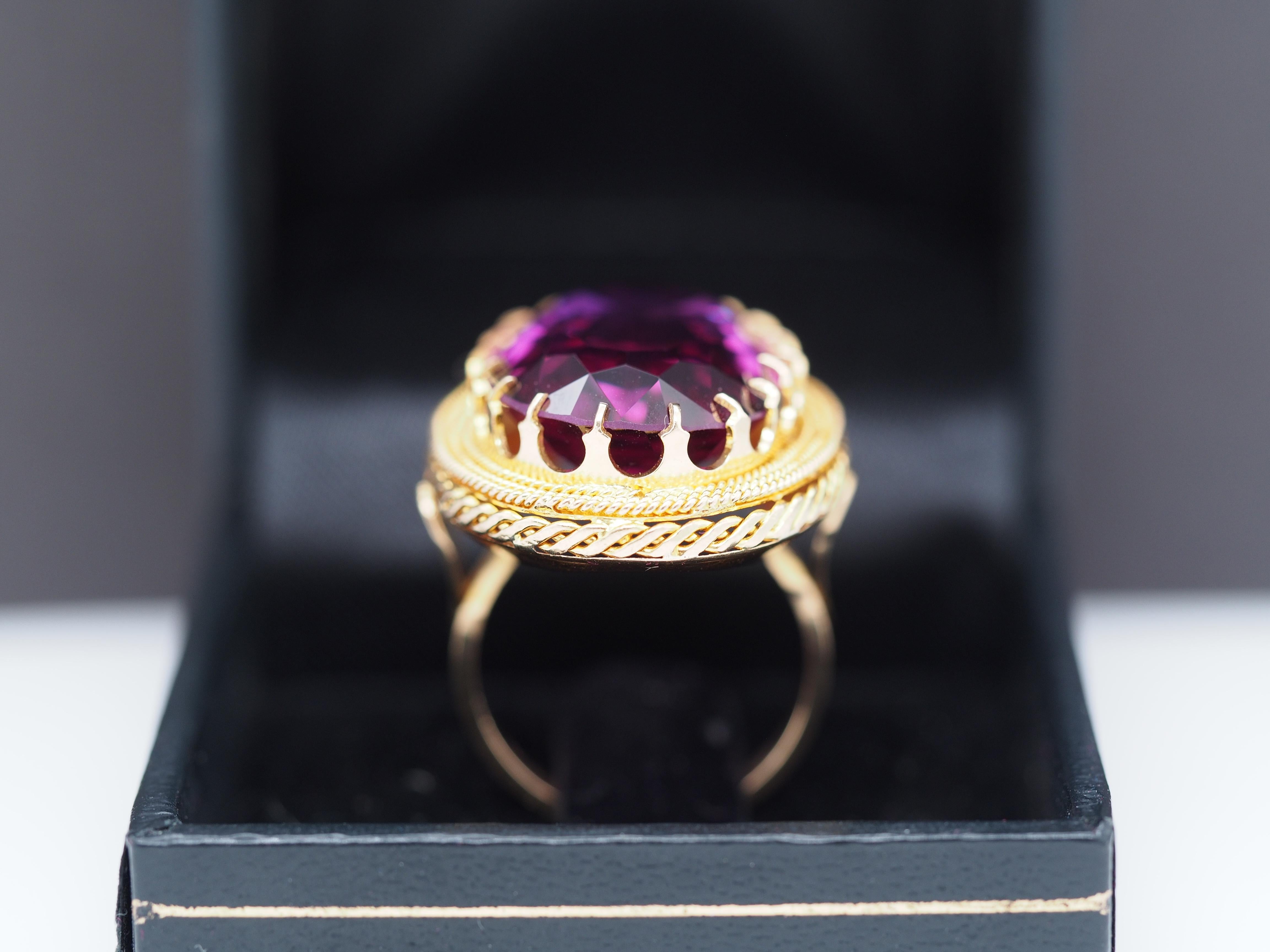 1900er Jahre 18 Karat Gelbgold Royal Prong Work und gravierter Kopf, Amethyst-Ring 1