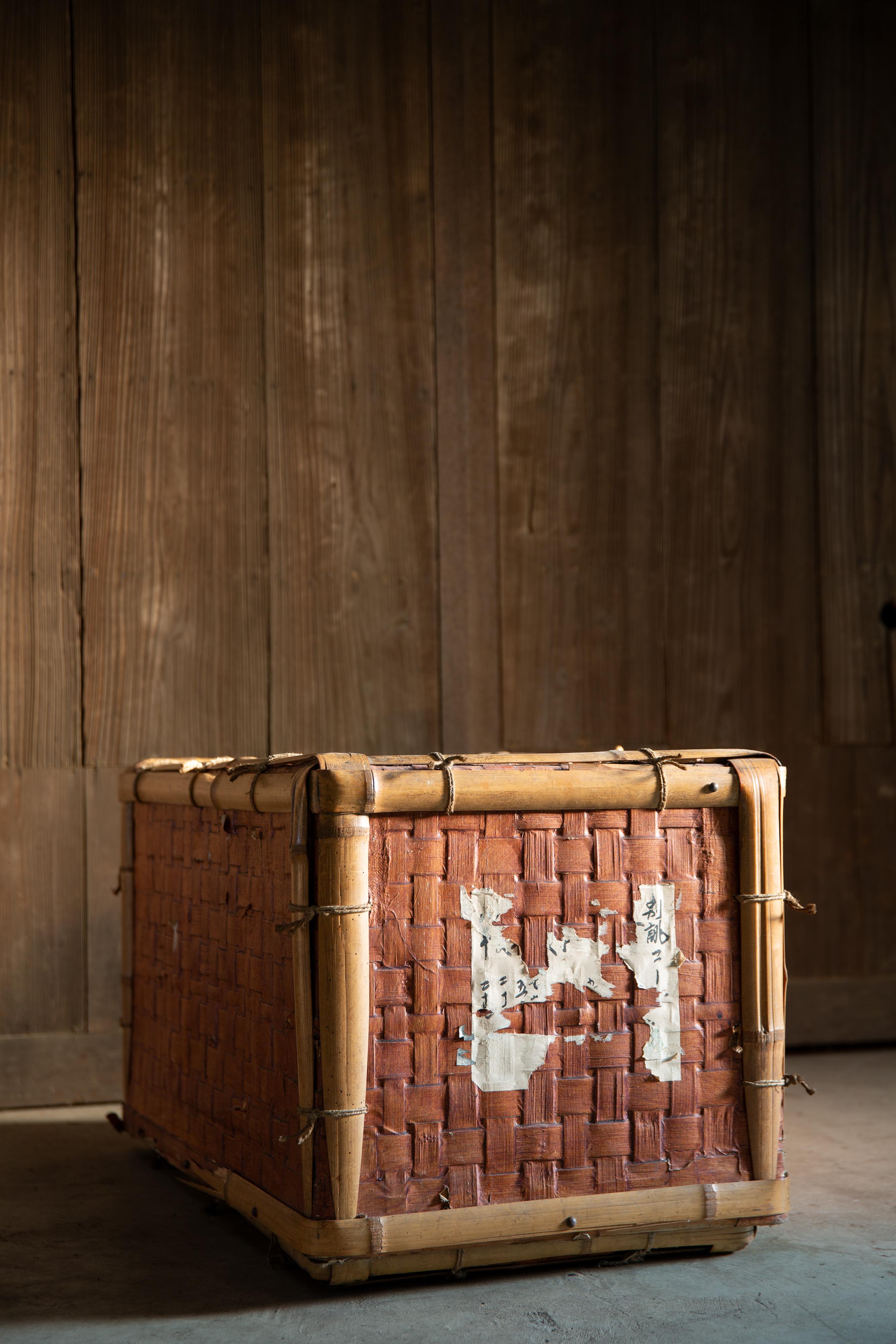 1910s-1930s Japanese antique Tsuzura, Washi paper coated bamboo Kimono chest For Sale 6