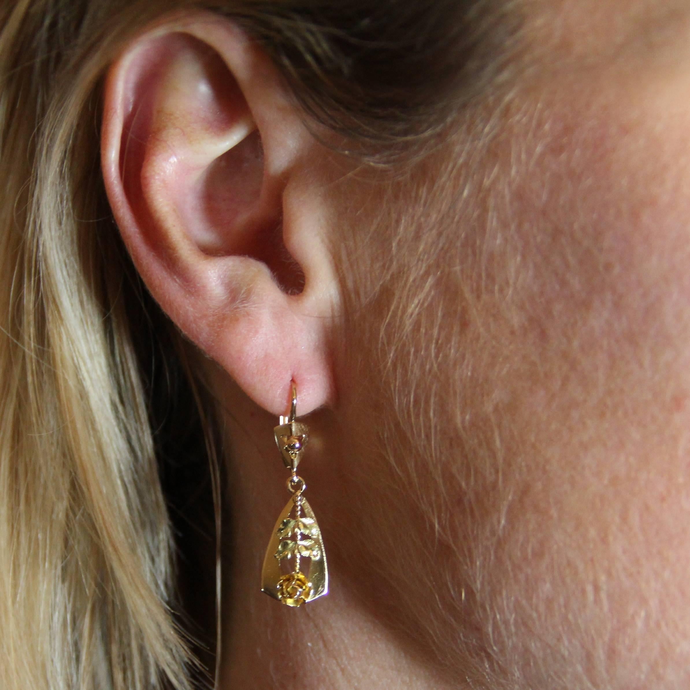 Pendant earrings in 18 karats rose gold and yellow gold.
Lovely antique sleepers earrings, each consists of a triangular openwork motif and centered with a pearl of gold.  It retains in pendent an elongated triangular motif openwork and set of an