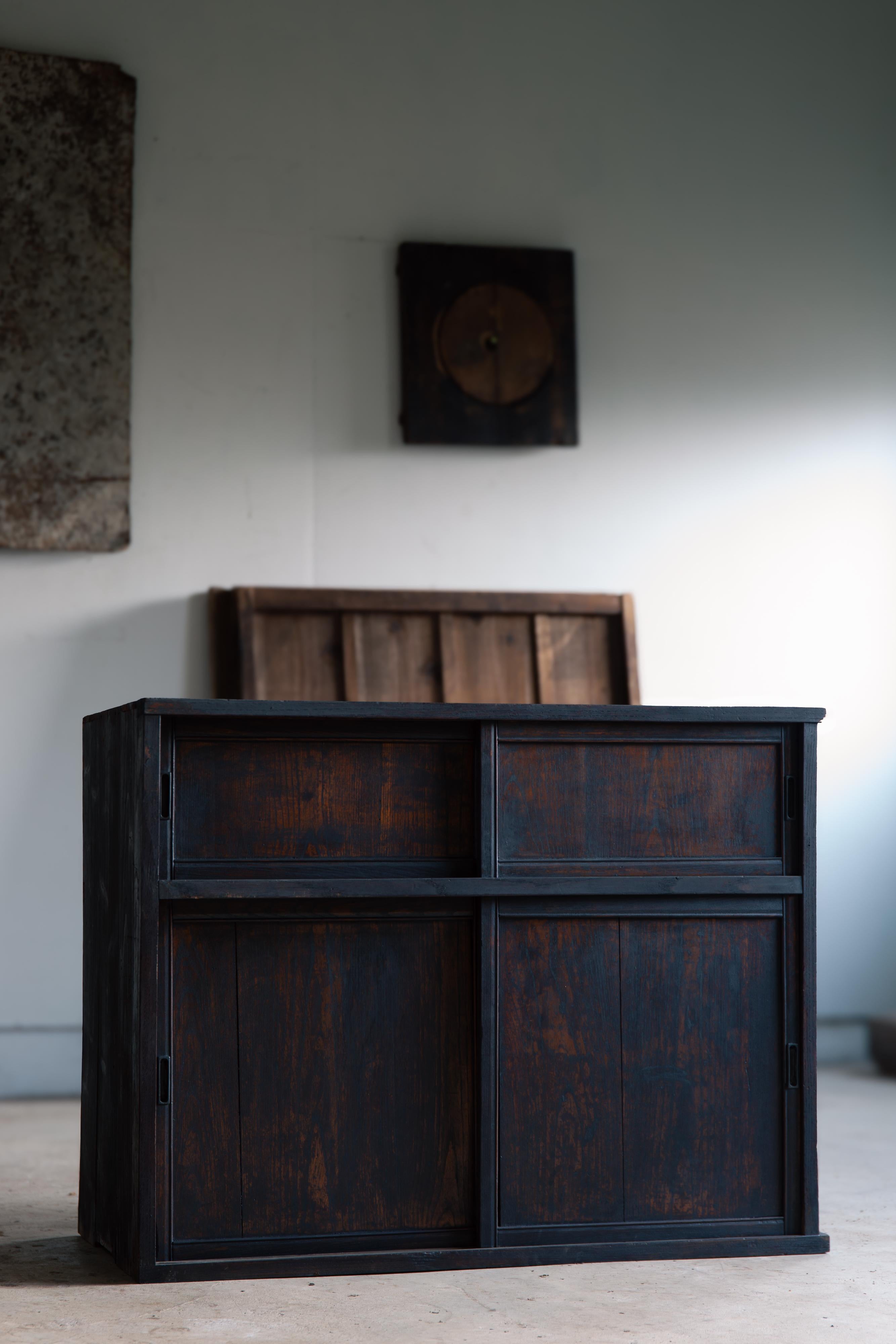 Este tansu (arcón de cocina) Mizuya de tamaño medio es producto de entre 1900 y 1930 (finales del periodo Meiji y principios del periodo Showa), según el estilo y el estado de conservación.
La laca urushi original permanece en las puertas