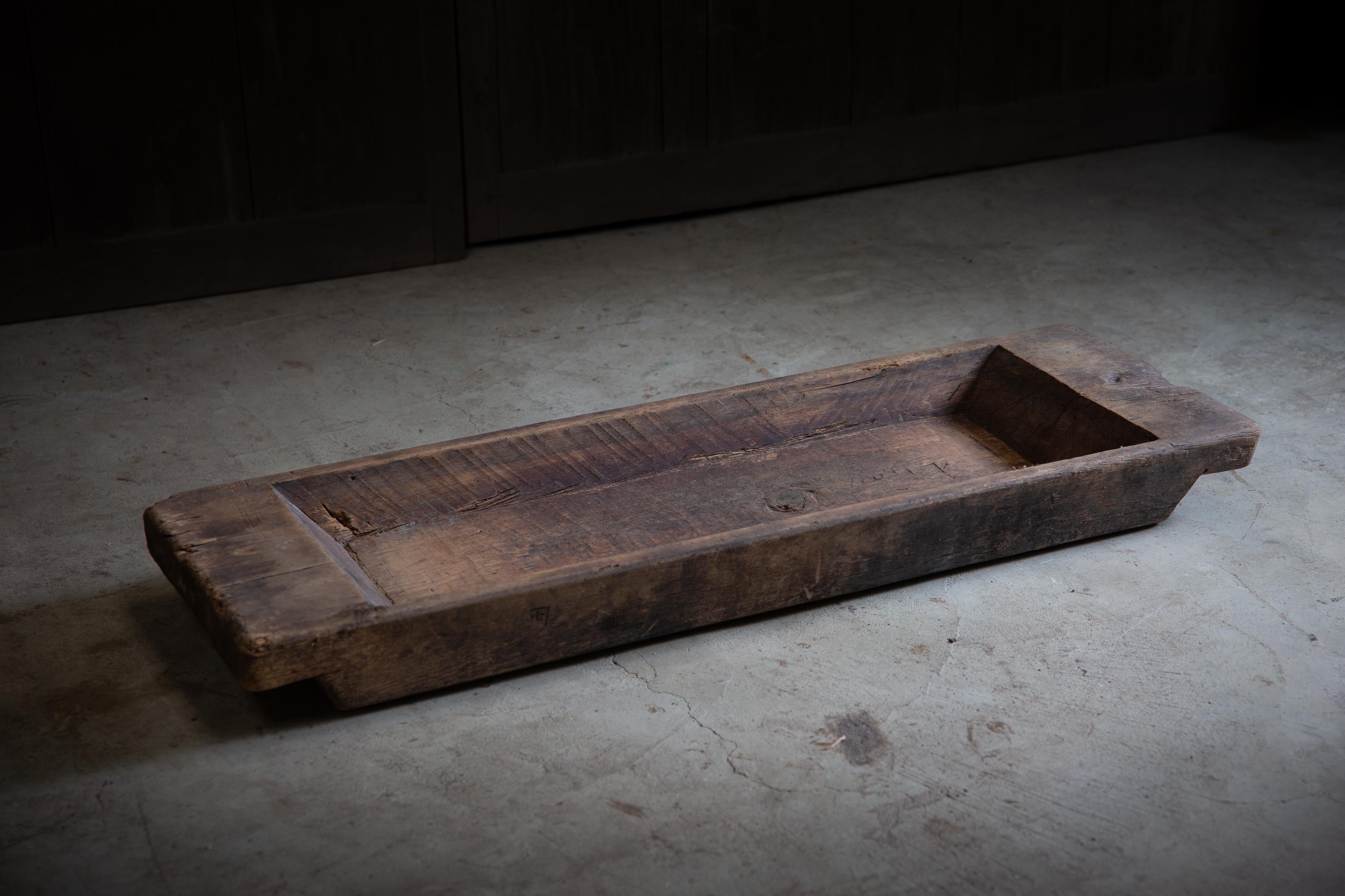 Grande abbeveratoio antico giapponese in legno, realizzato a mano tra il 1900 e il 1930, stimato in base al materiale, allo stile e alle condizioni.
Ricavato da un unico legno massiccio di Keyaki (Zelkova), è diventato naturalmente di colore grigio