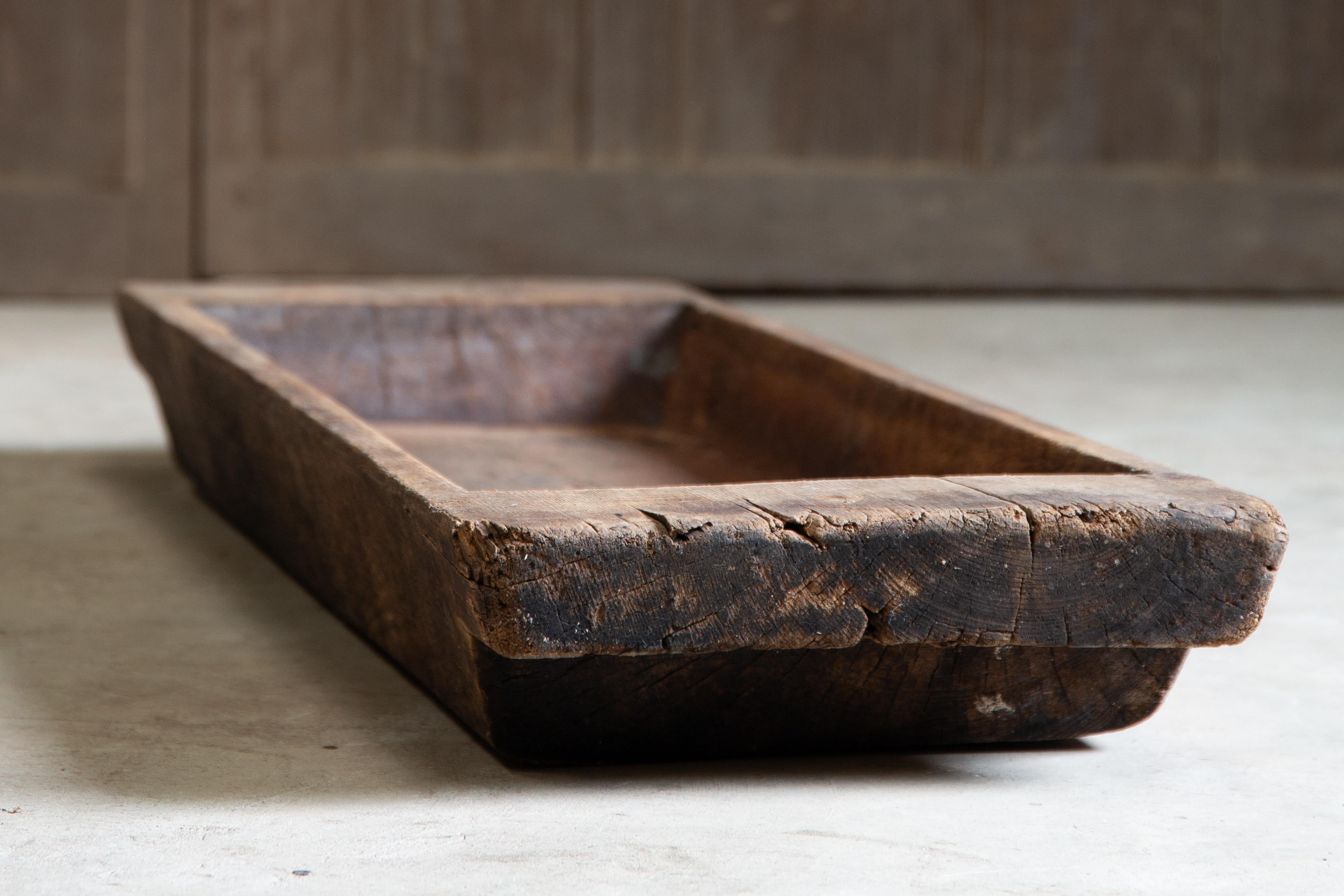 Intagliato a mano Grande abbeveratoio giapponese antico in legno duro del 1900-30, arredamento Wabi sabi mingei in vendita