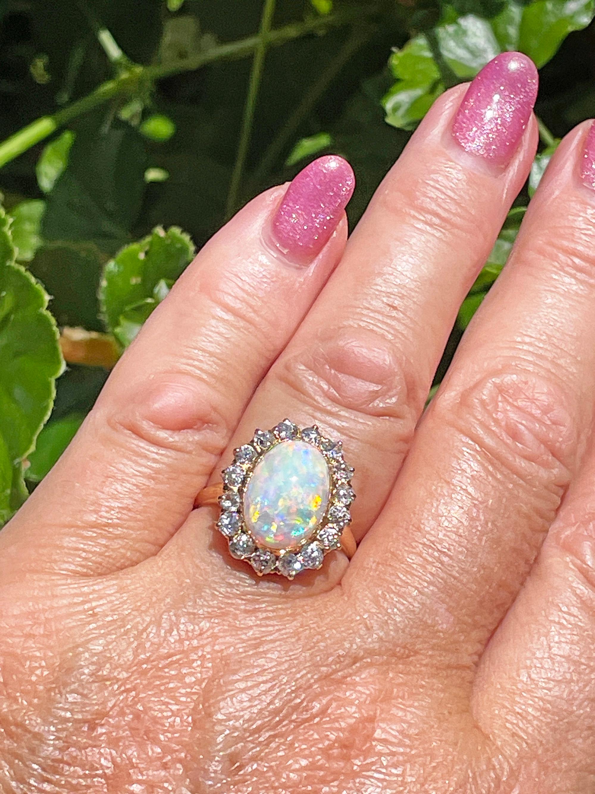 Anello 1900s 5.82ct Autentico Opale Australiano Antico e Cluster di Diamanti 18KYG in vendita 4