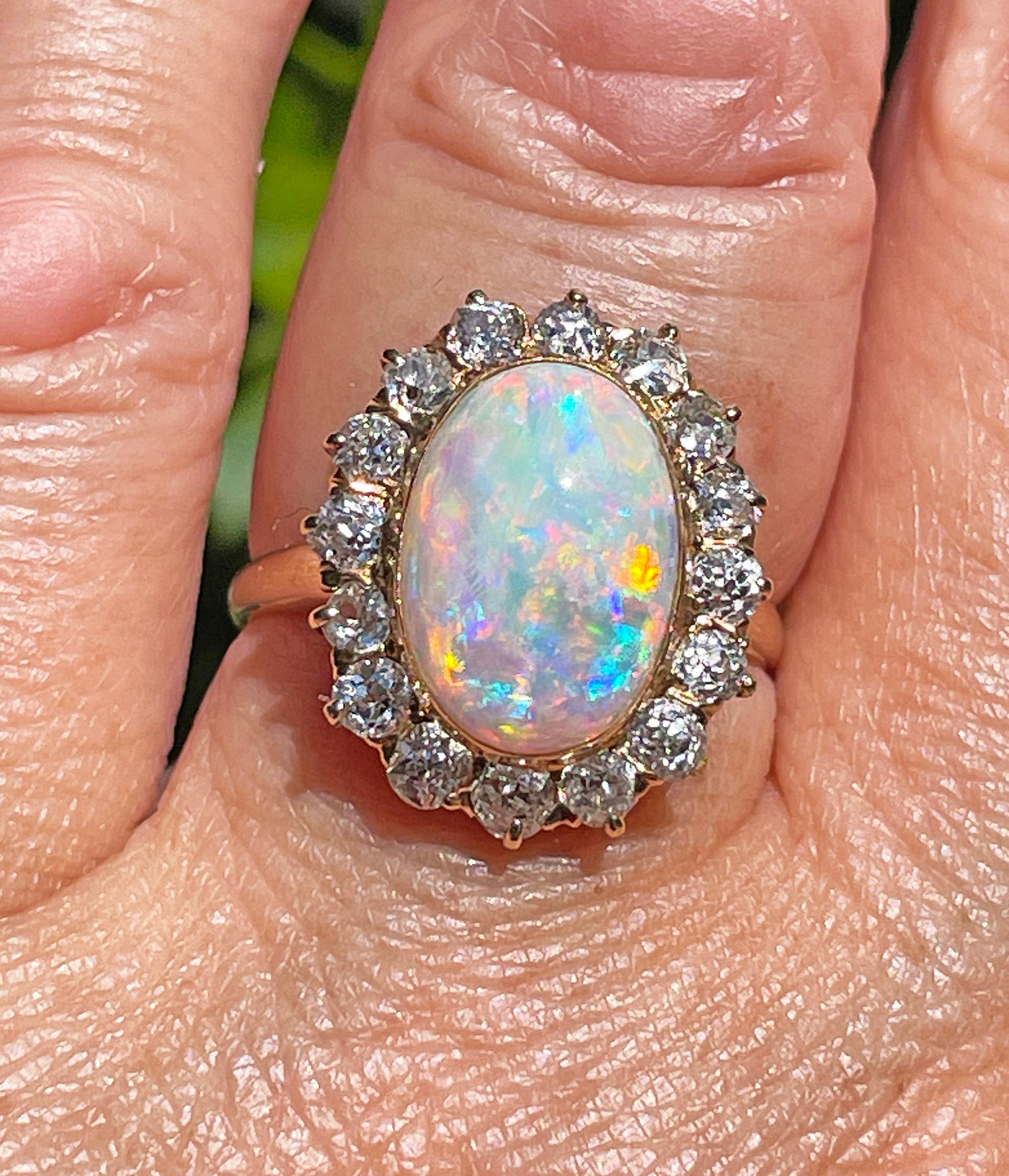 Anello 1900s 5.82ct Autentico Opale Australiano Antico e Cluster di Diamanti 18KYG in vendita 5