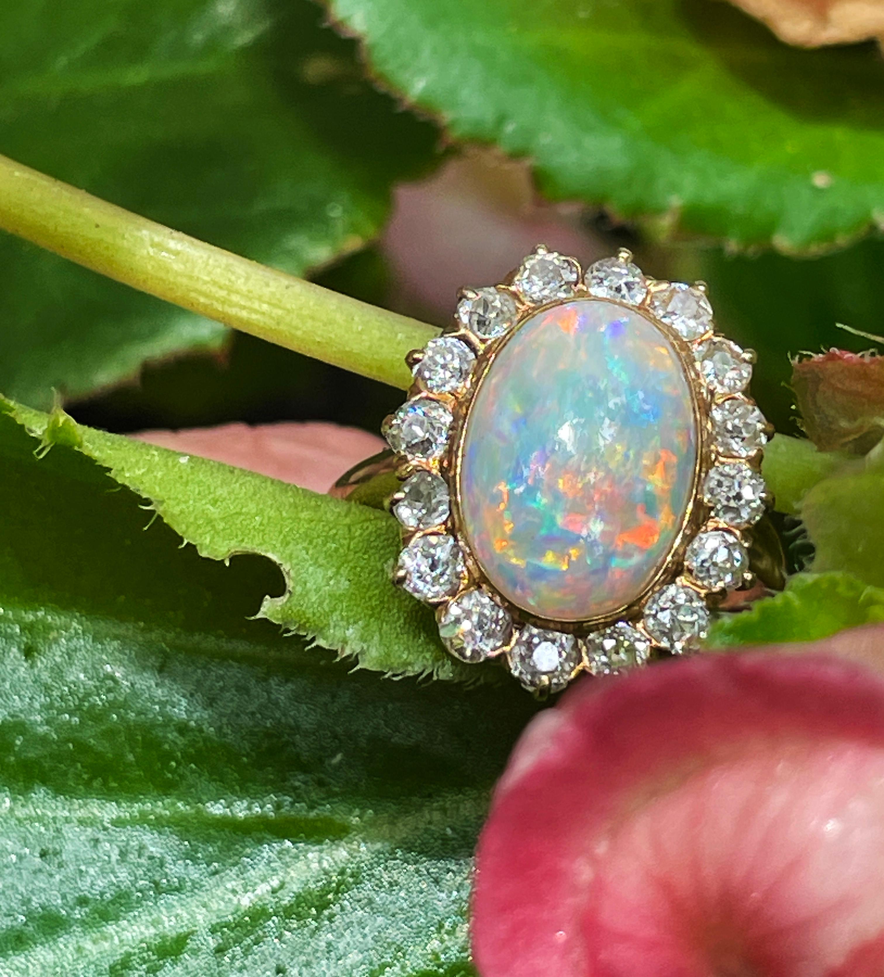 Anello 1900s 5.82ct Autentico Opale Australiano Antico e Cluster di Diamanti 18KYG in vendita 6