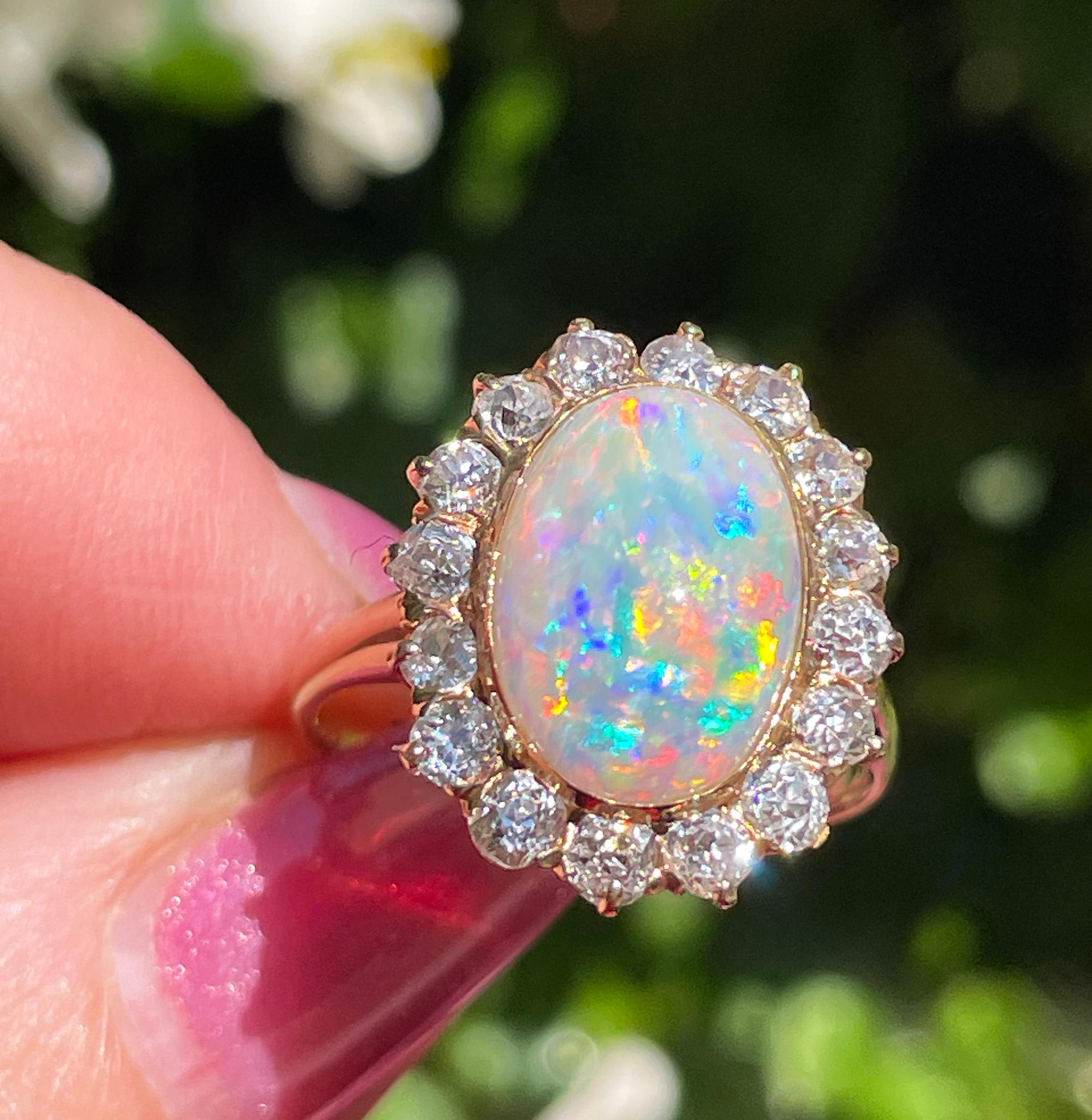 Anello 1900s 5.82ct Autentico Opale Australiano Antico e Cluster di Diamanti 18KYG in vendita 8