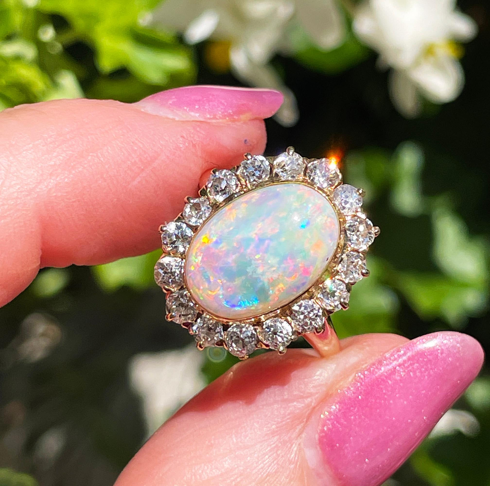 Anello 1900s 5.82ct Autentico Opale Australiano Antico e Cluster di Diamanti 18KYG in vendita 10