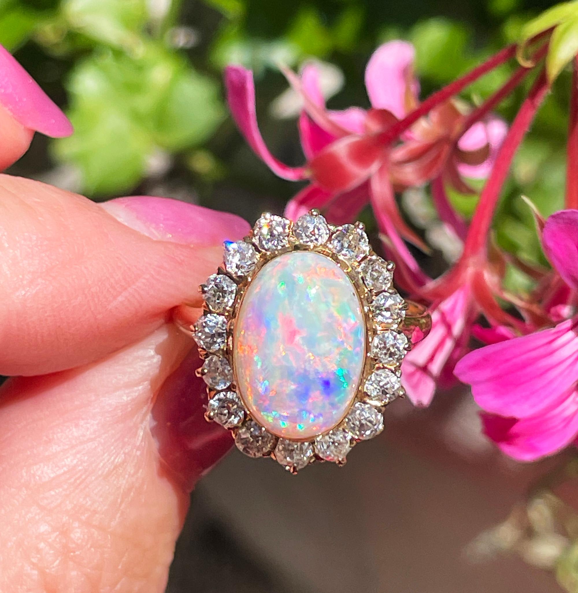 Anello 1900s 5.82ct Autentico Opale Australiano Antico e Cluster di Diamanti 18KYG in vendita 11
