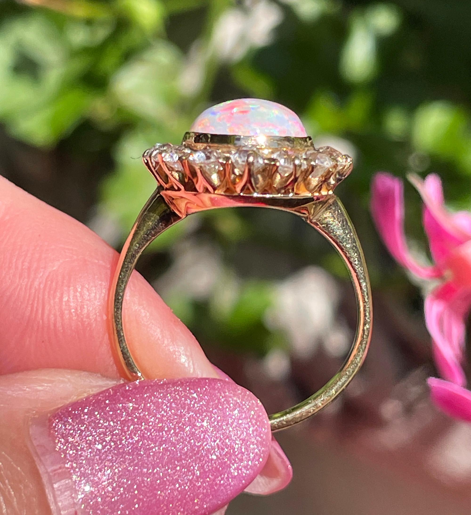 Anello 1900s 5.82ct Autentico Opale Australiano Antico e Cluster di Diamanti 18KYG in vendita 12