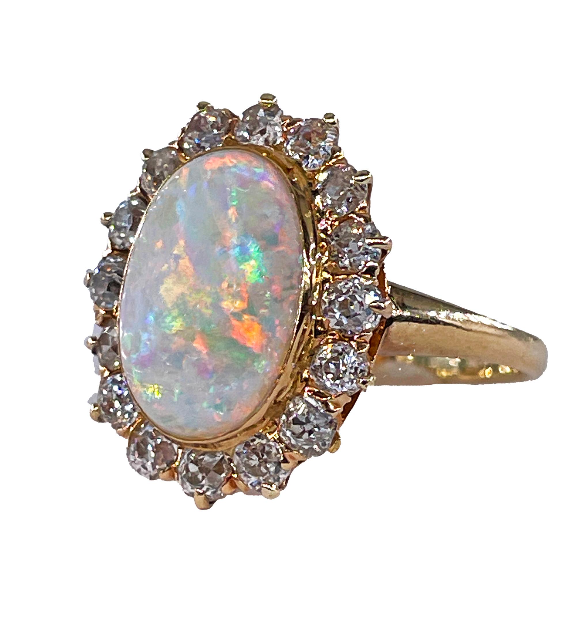 Anello 1900s 5.82ct Autentico Opale Australiano Antico e Cluster di Diamanti 18KYG In condizioni buone in vendita a New York, NY
