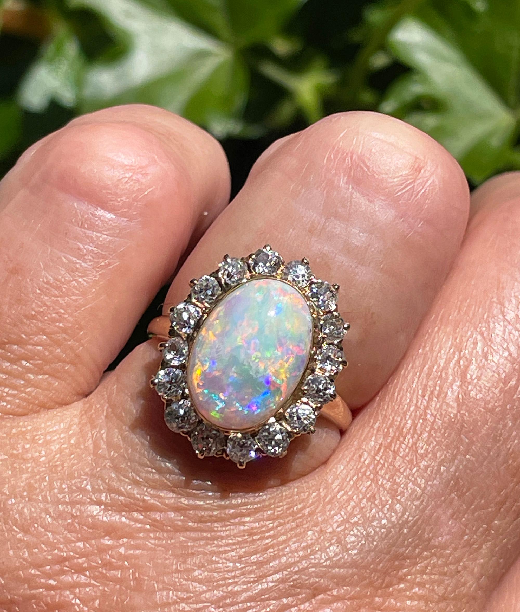 Anello 1900s 5.82ct Autentico Opale Australiano Antico e Cluster di Diamanti 18KYG in vendita 1