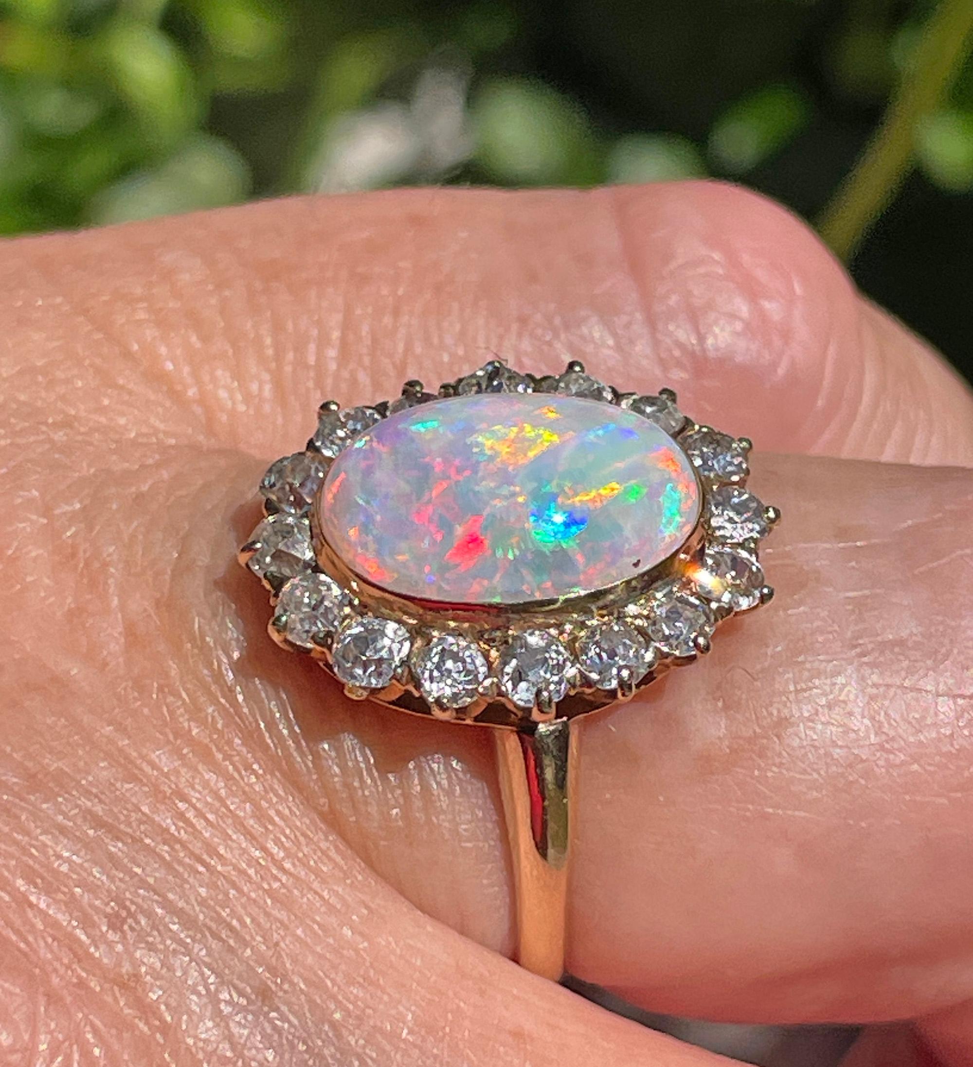 Anello 1900s 5.82ct Autentico Opale Australiano Antico e Cluster di Diamanti 18KYG in vendita 2