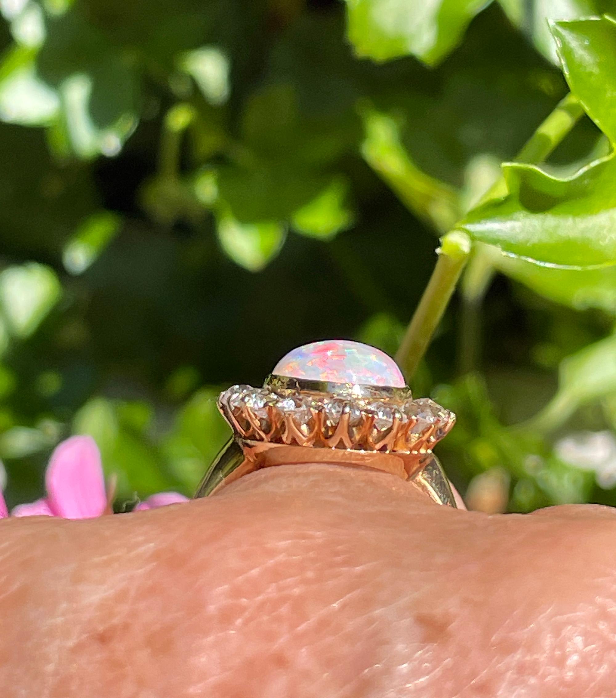 Anello 1900s 5.82ct Autentico Opale Australiano Antico e Cluster di Diamanti 18KYG in vendita 3