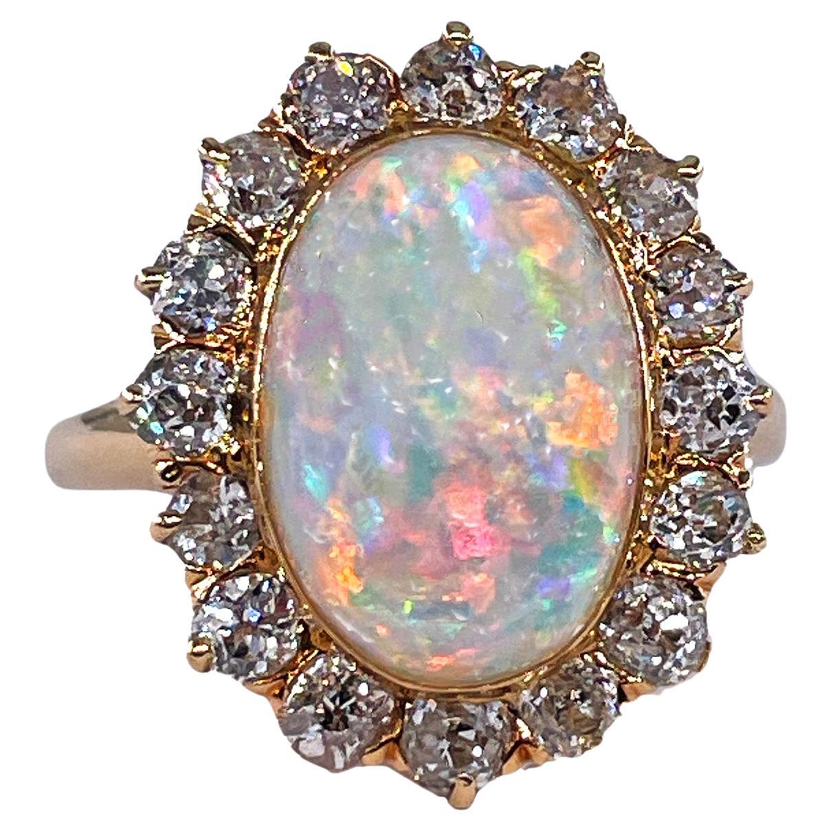 Anello 1900s 5.82ct Autentico Opale Australiano Antico e Cluster di Diamanti 18KYG in vendita