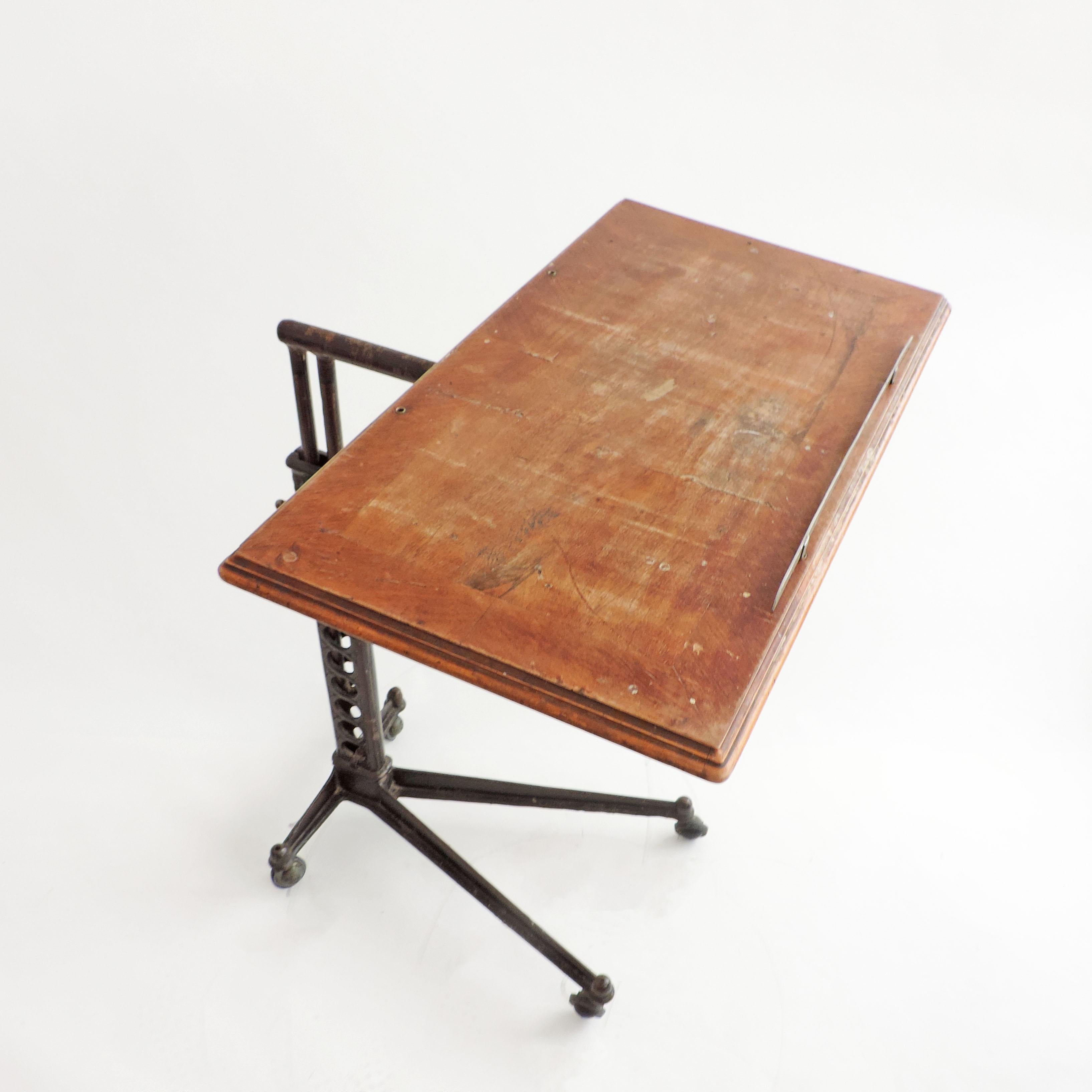 verstellbarer Gerätetisch aus Metall und Holz um 1900.
Wunderschön gefertigt.
Die Tischplatte ist vollständig seitlich / nach oben und unten drehbar.
 