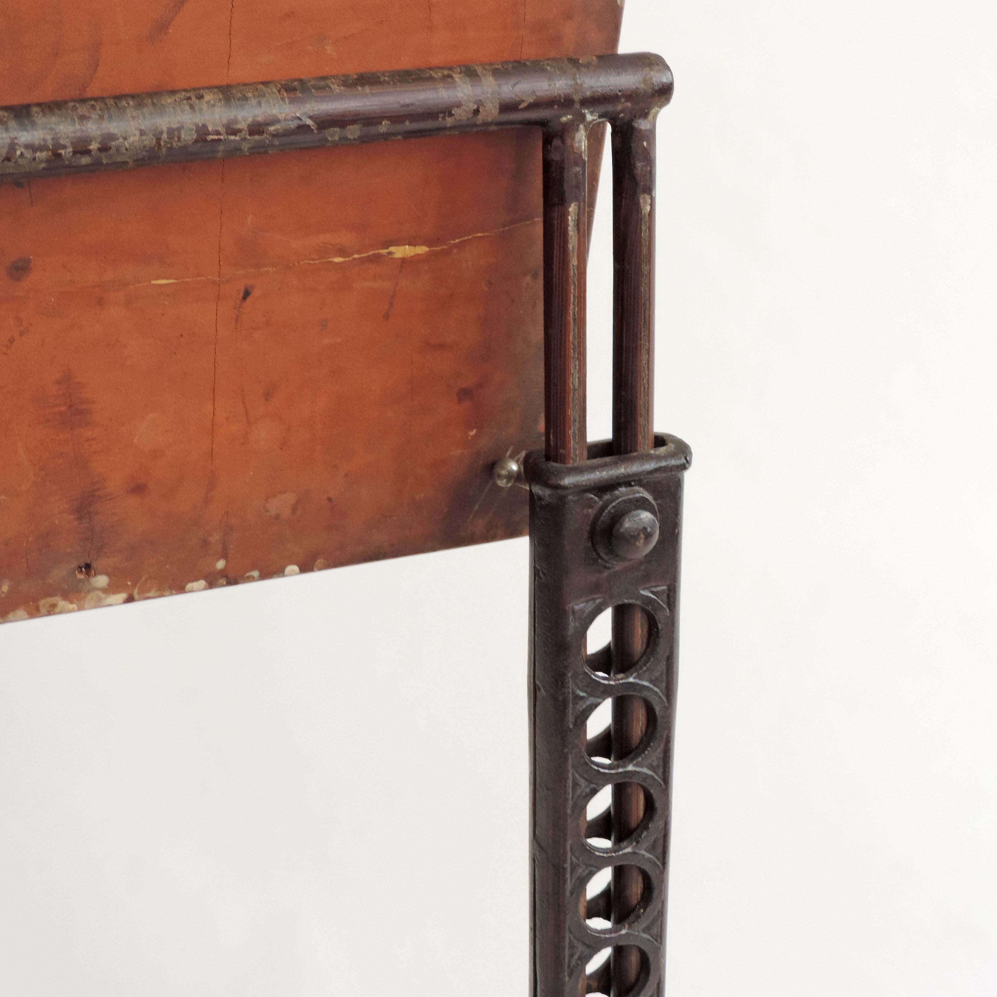 Industriel Table d'appoint réglable en métal et bois des années 1900 en vente