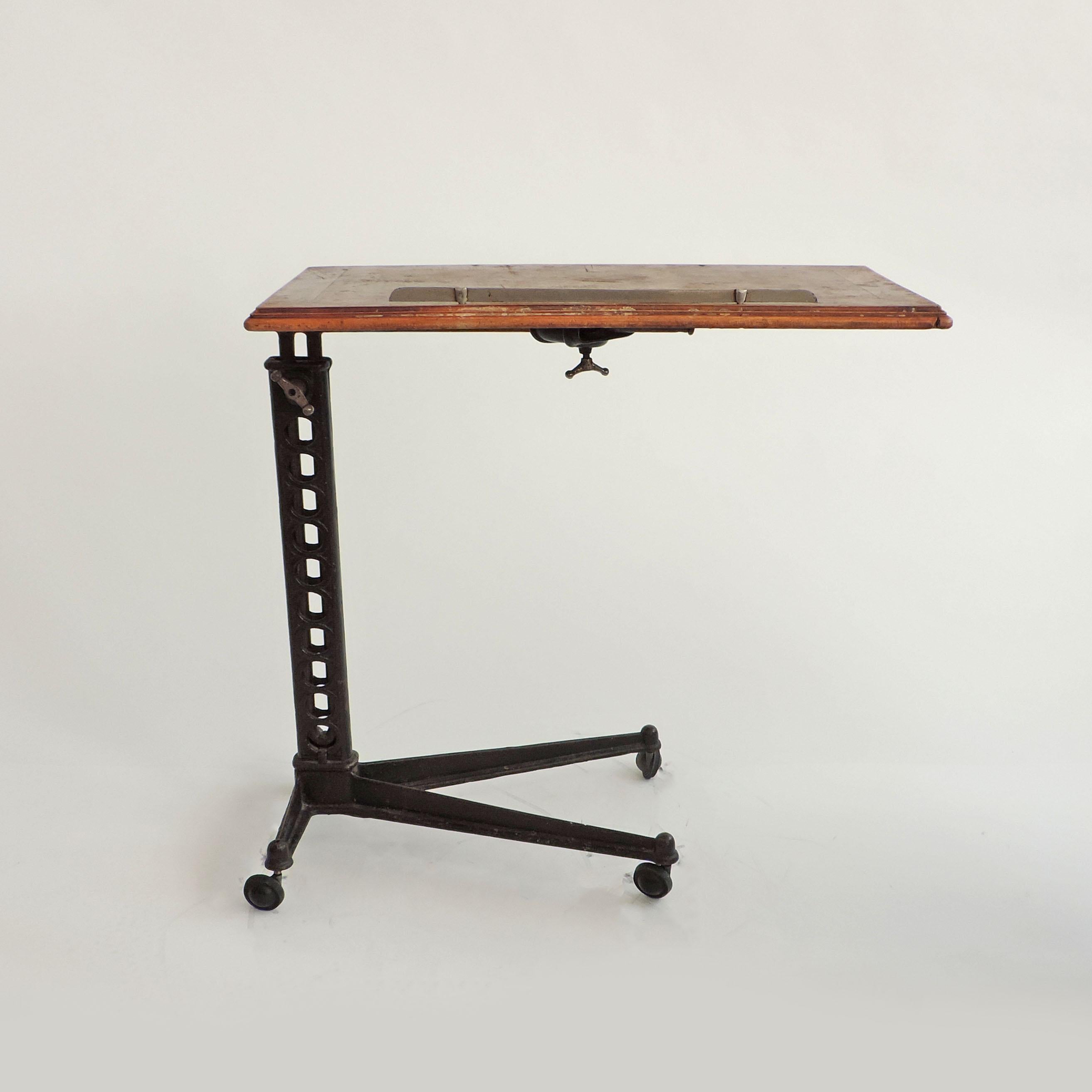 Métal Table d'appoint réglable en métal et bois des années 1900 en vente