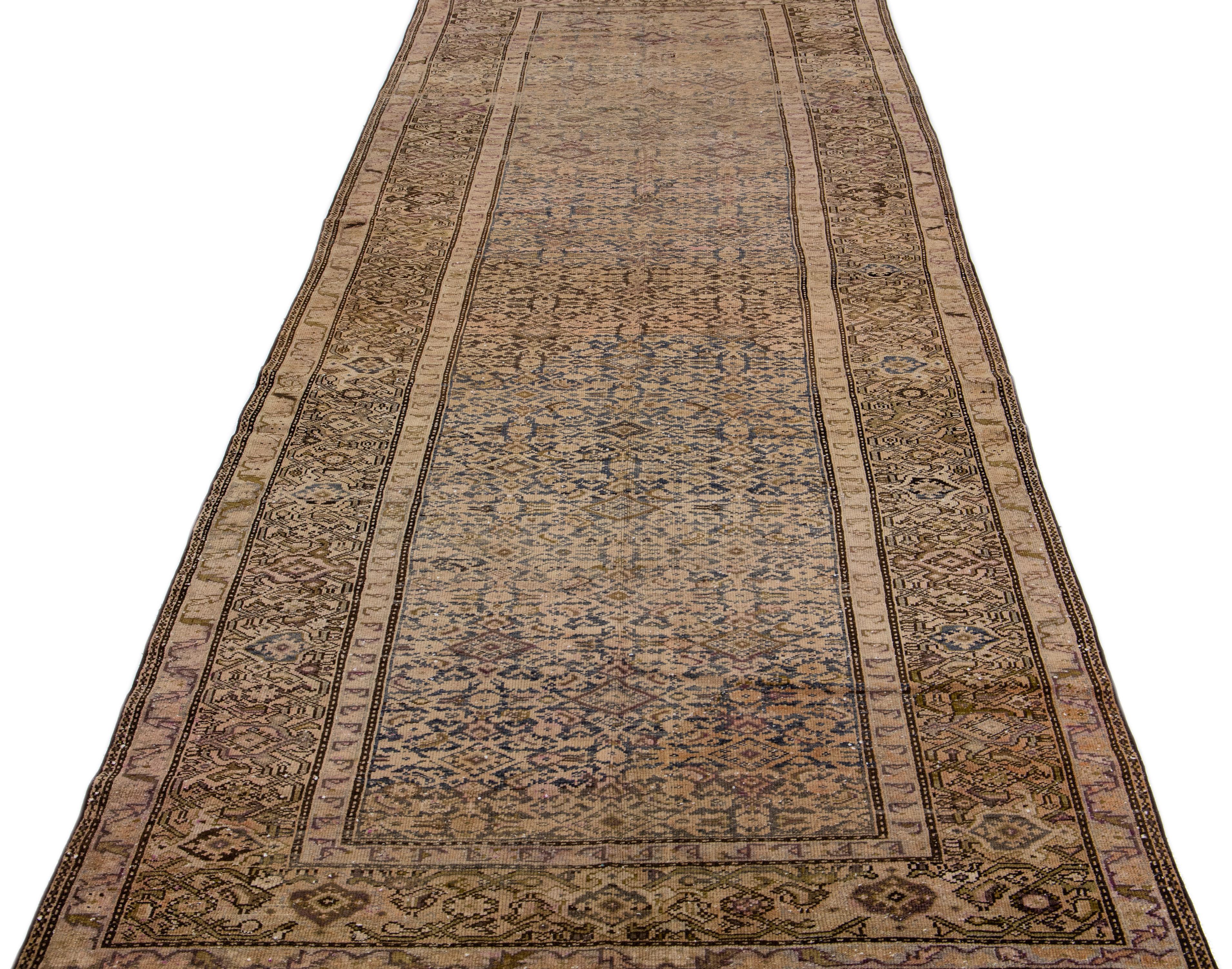 Bellissimo tappeto antico Malayer in lana annodata a mano con campo blu. Questo tappeto persiano presenta accenti marroni, marrone e grigio in uno splendido disegno floreale all-over.

Questo tappeto misura: 5'1