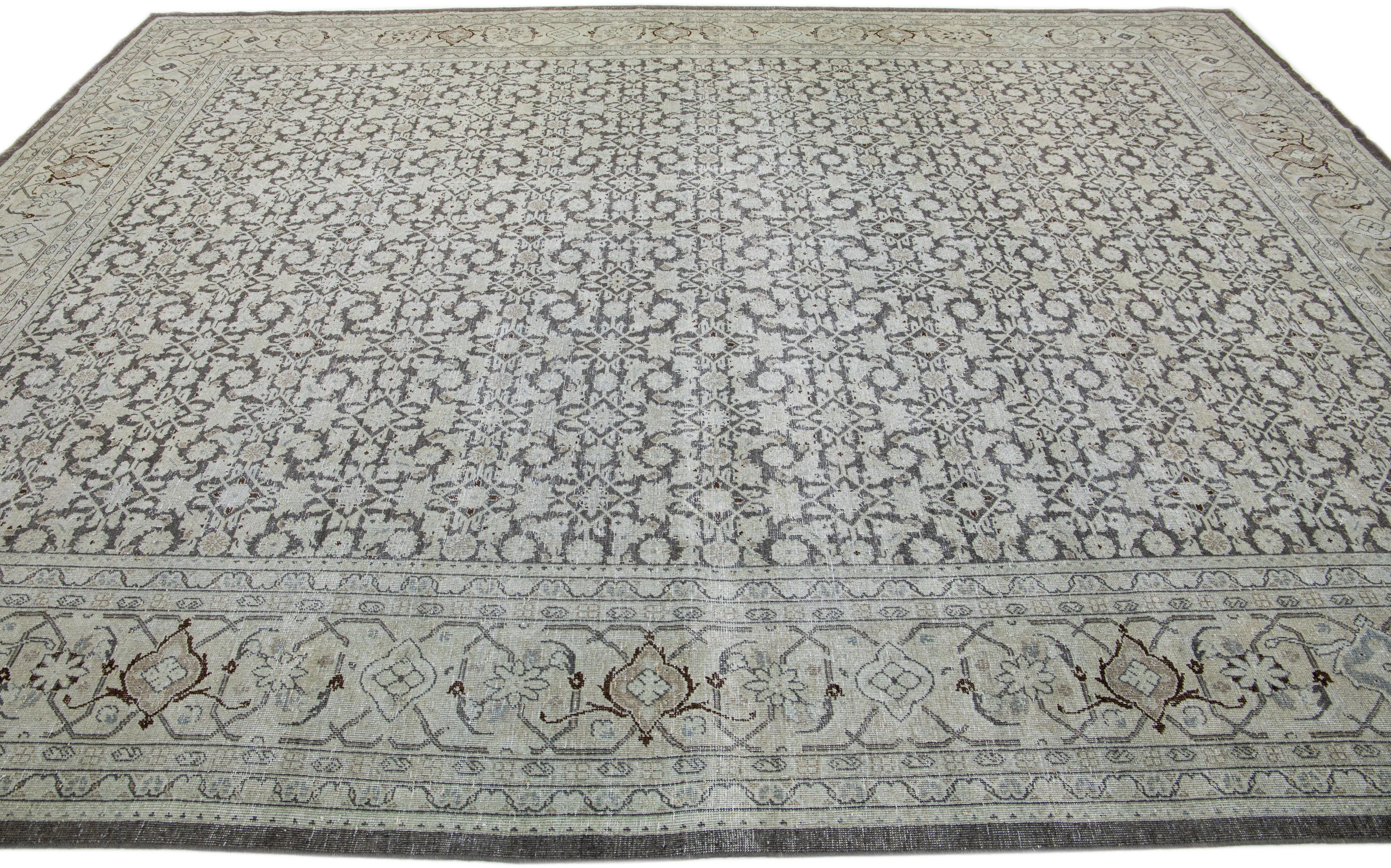 Annodato a mano Tappeto persiano Tabriz del 1900 in lana fatta a mano, grigio e beige in vendita
