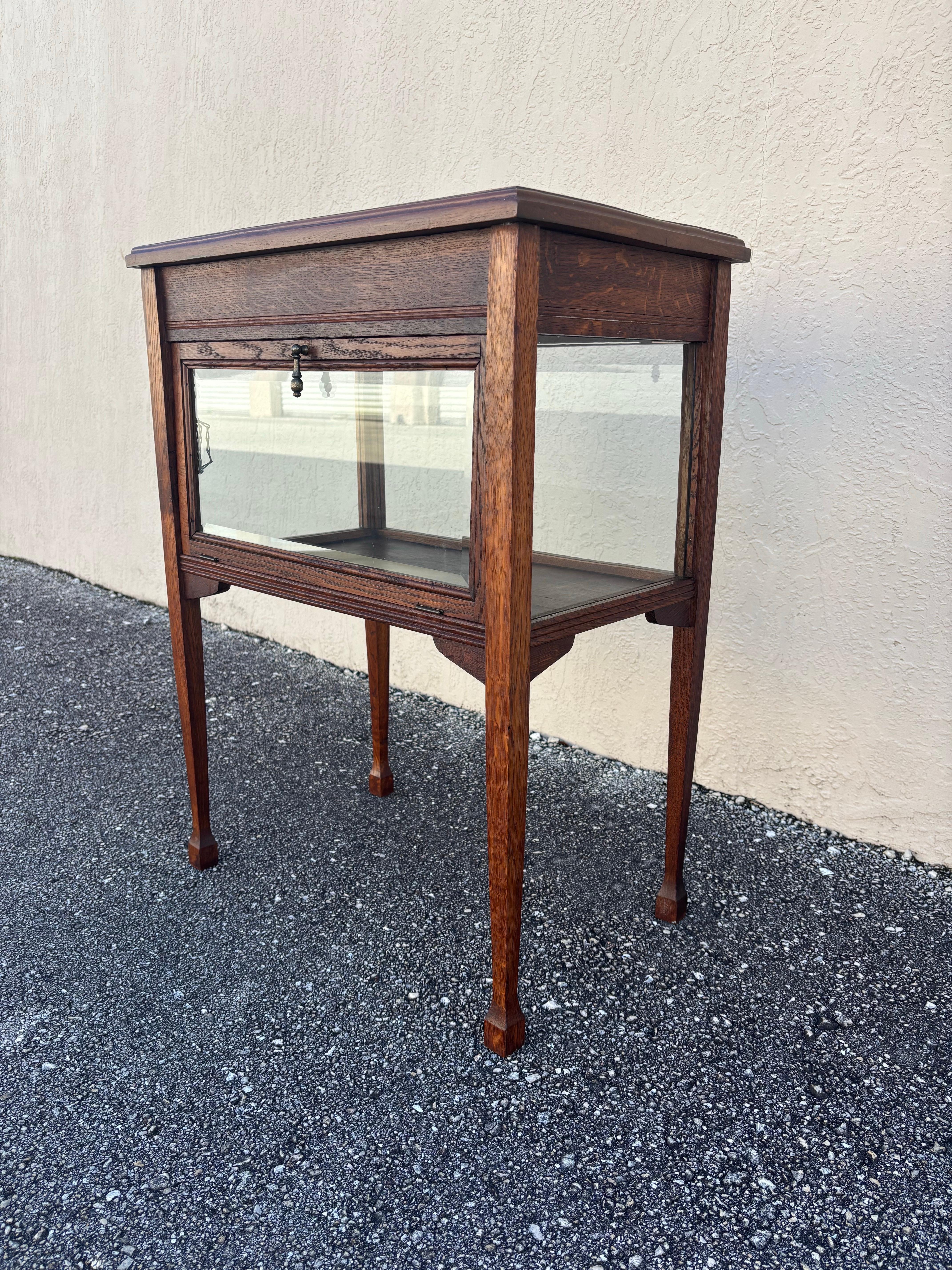 Américain Armoire à thé Art Nouveau en chêne tigré américain des années 1900, signée, années 1900 en vente