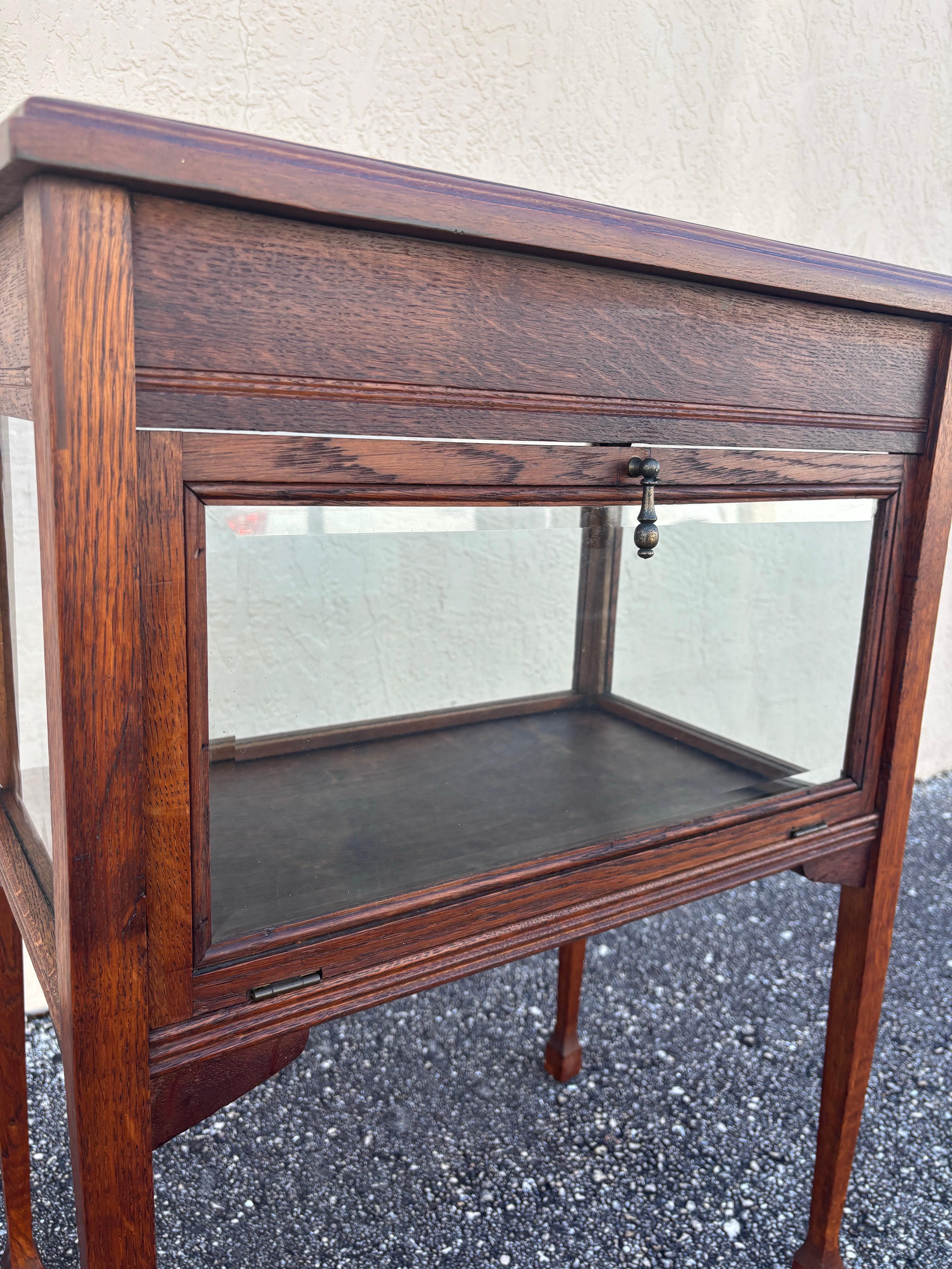 20ième siècle Armoire à thé Art Nouveau en chêne tigré américain des années 1900, signée, années 1900 en vente