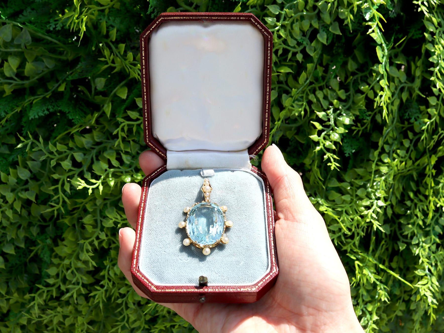 Un superbe, fin et impressionnant pendentif ancien en or jaune 15 carats, aigue-marine et perle de 30,41 carats ; faisant partie de nos diverses collections de bijoux anciens.

Ce superbe pendentif antique a été réalisé en or jaune 15 carats.

Ce