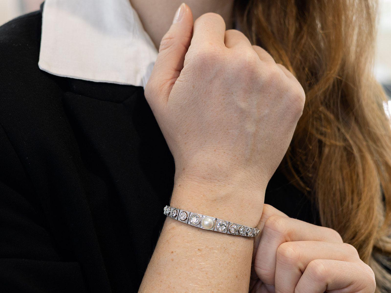 Uno splendido bracciale con diamanti e perle naturali da 5,61 carati, in oro bianco 18 carati; fa parte delle nostre collezioni di gioielli antichi e di gioielli di proprietà.

Questo splendido bracciale con perle e diamanti antichi è stato