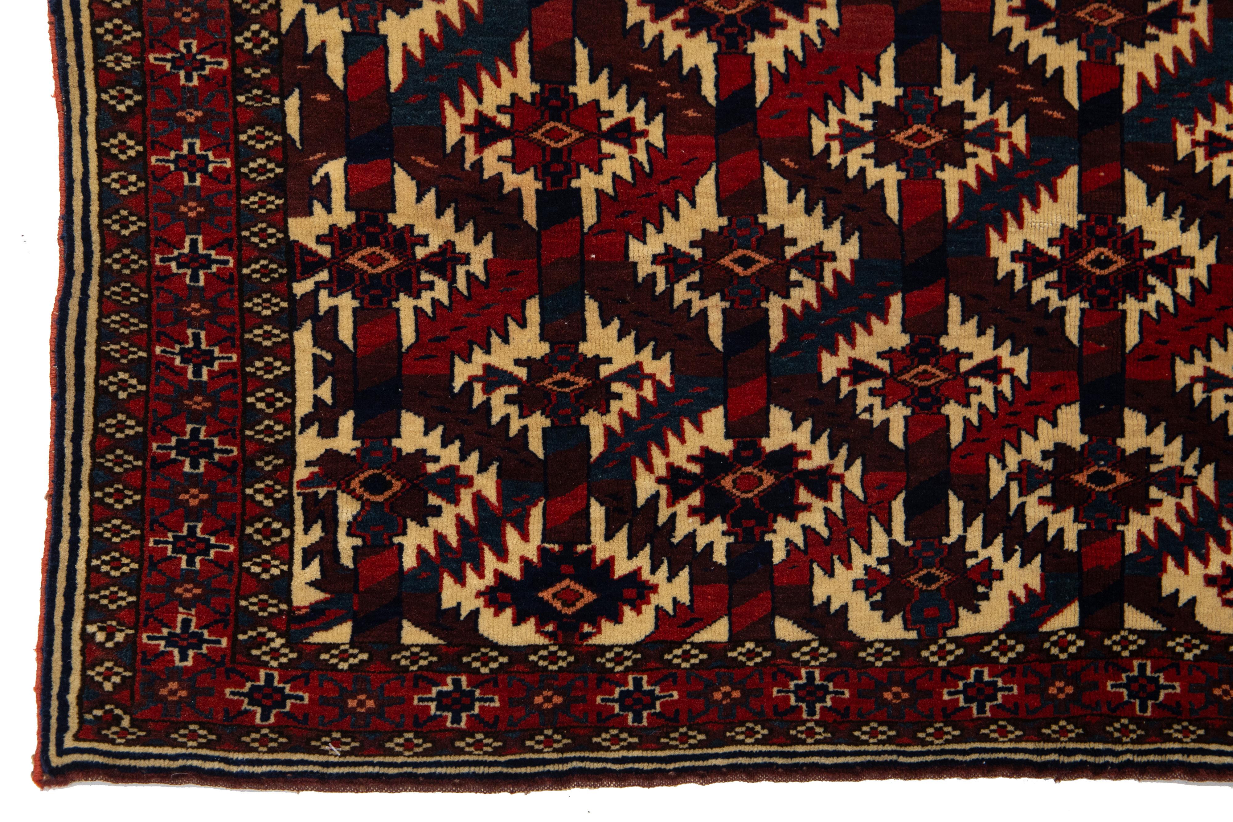 Noué à la main Tapis afghan ancien Yamoud bourgogne en laine des années 1900 fait à la main avec motif sur toute la surface en vente