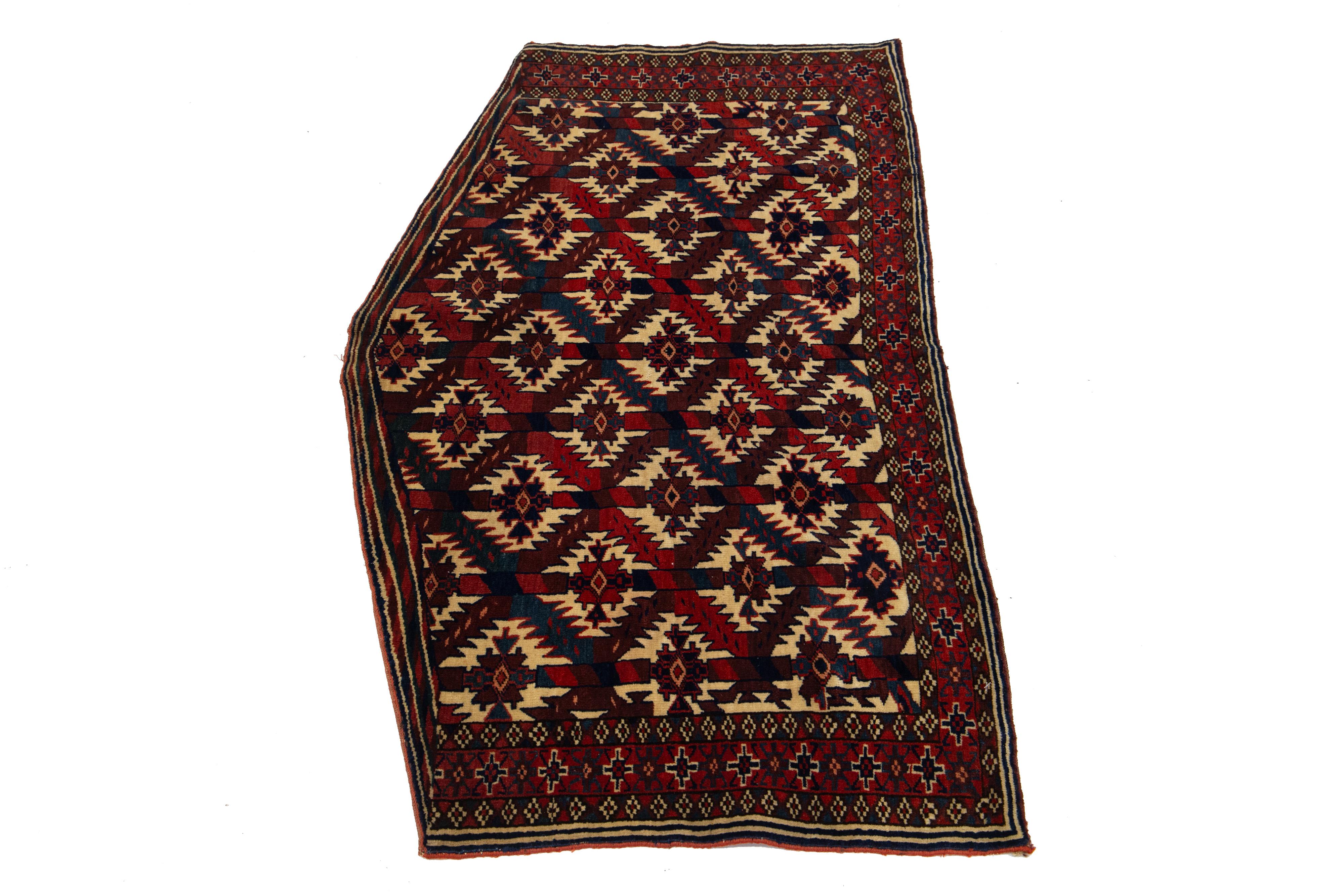 Tapis afghan ancien Yamoud bourgogne en laine des années 1900 fait à la main avec motif sur toute la surface Bon état - En vente à Norwalk, CT