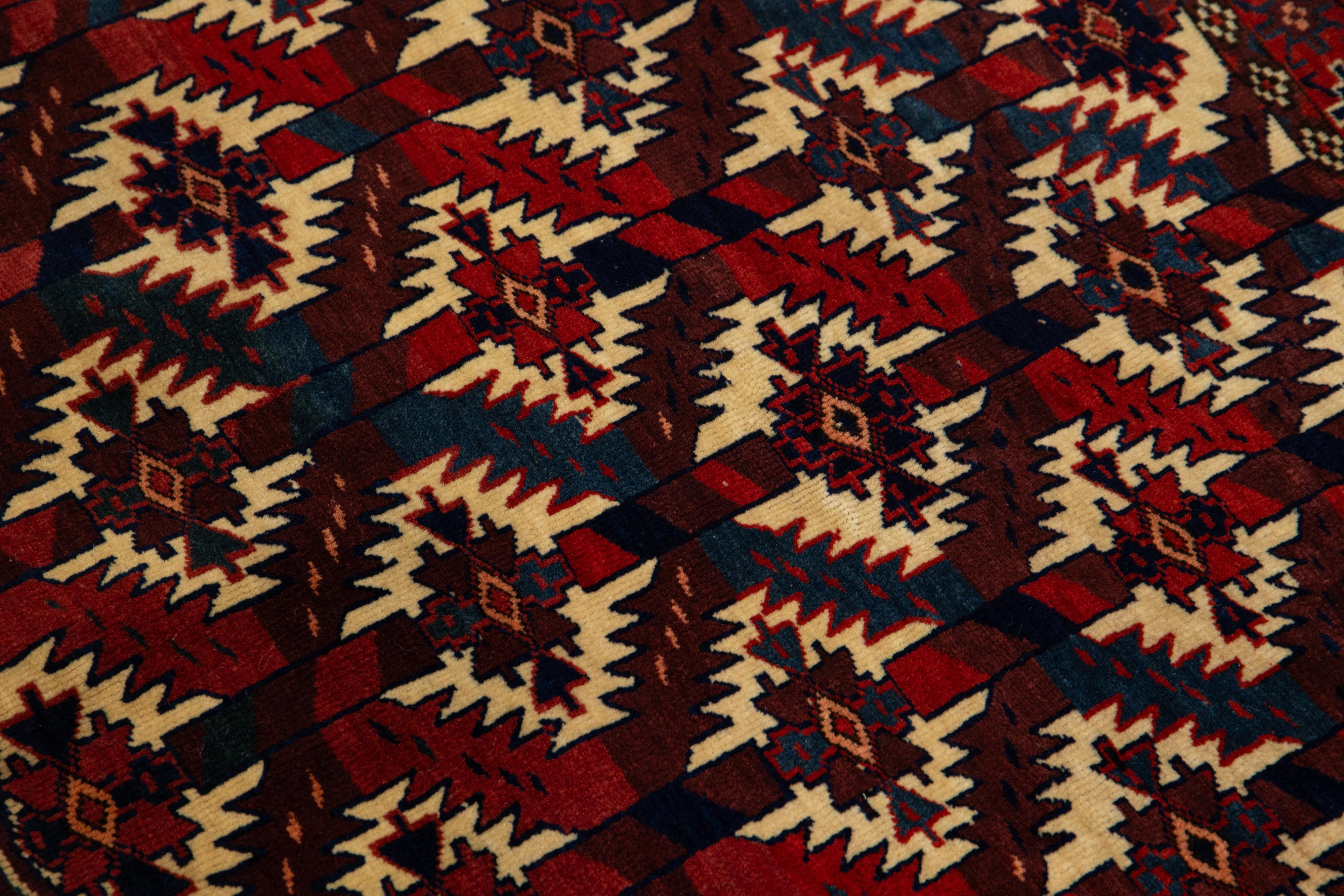 Début du 20ème siècle Tapis afghan ancien Yamoud bourgogne en laine des années 1900 fait à la main avec motif sur toute la surface en vente