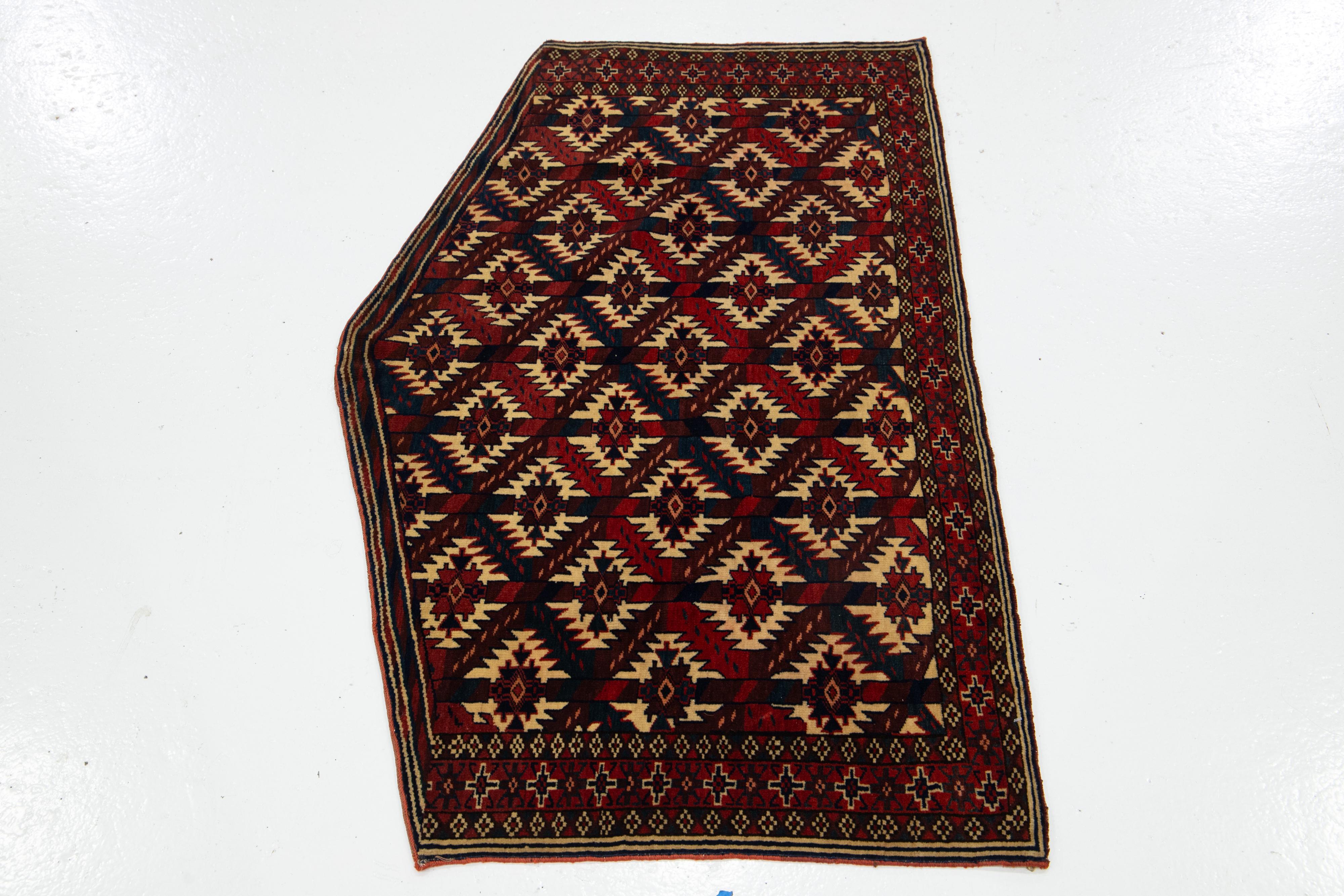 Laine Tapis afghan ancien Yamoud bourgogne en laine des années 1900 fait à la main avec motif sur toute la surface en vente
