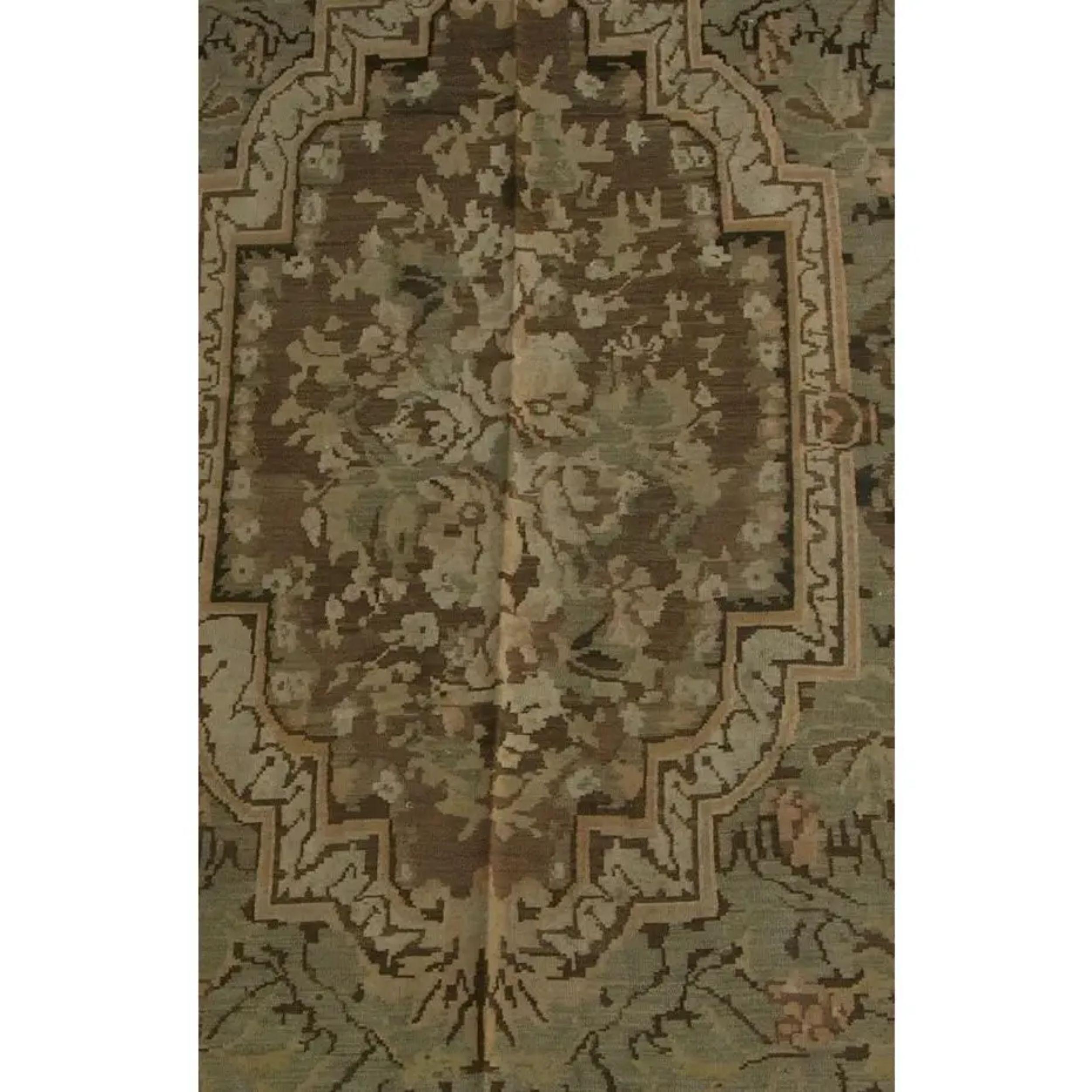 1900s Antique Bessarabian Floral Design 10'9'' X 6'3'' In Good Condition For Sale In Los Angeles, US