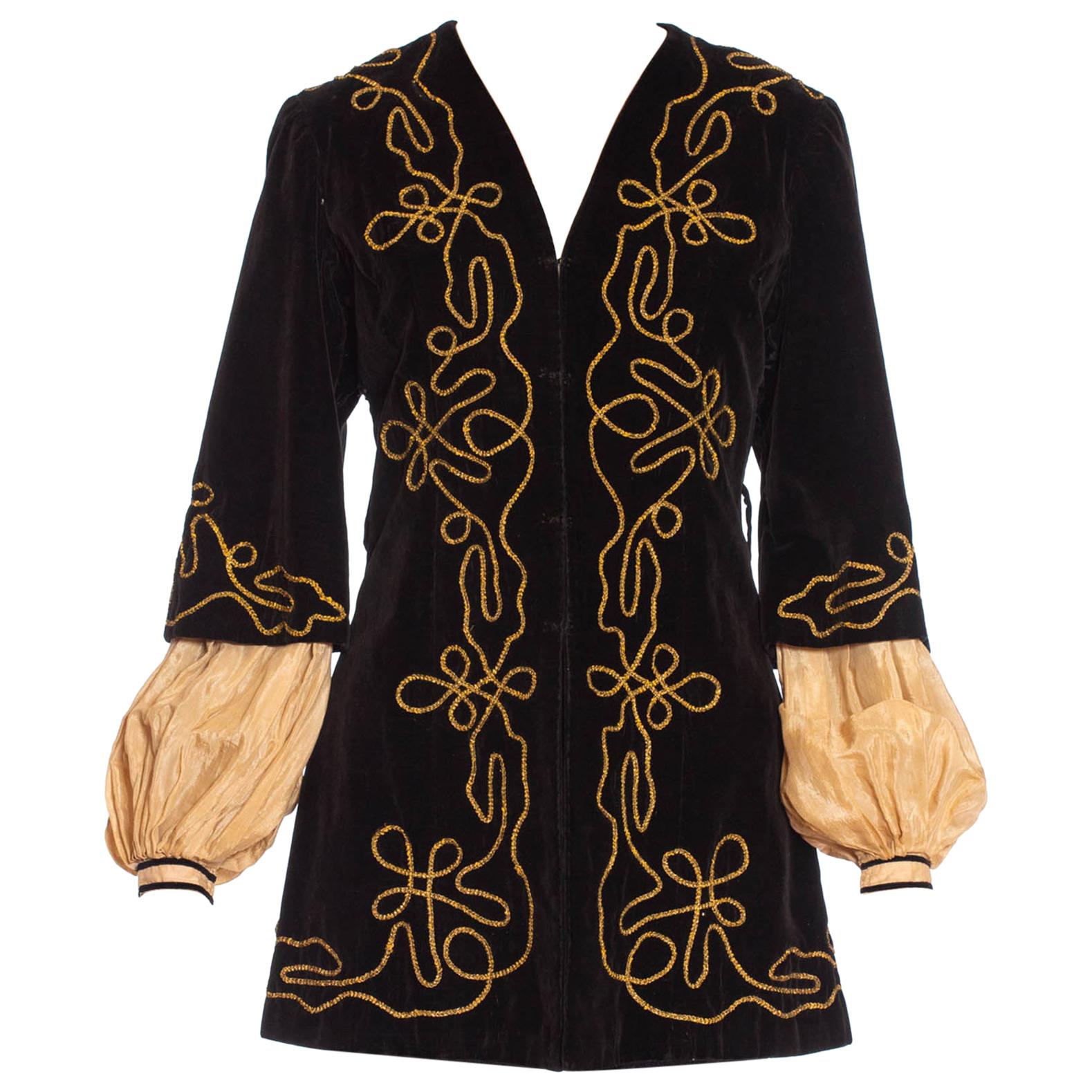 1900er antike schwarze mittelalterliche Theatralische Kostümjacke aus Baumwolle und Samt mit Gold  im Angebot