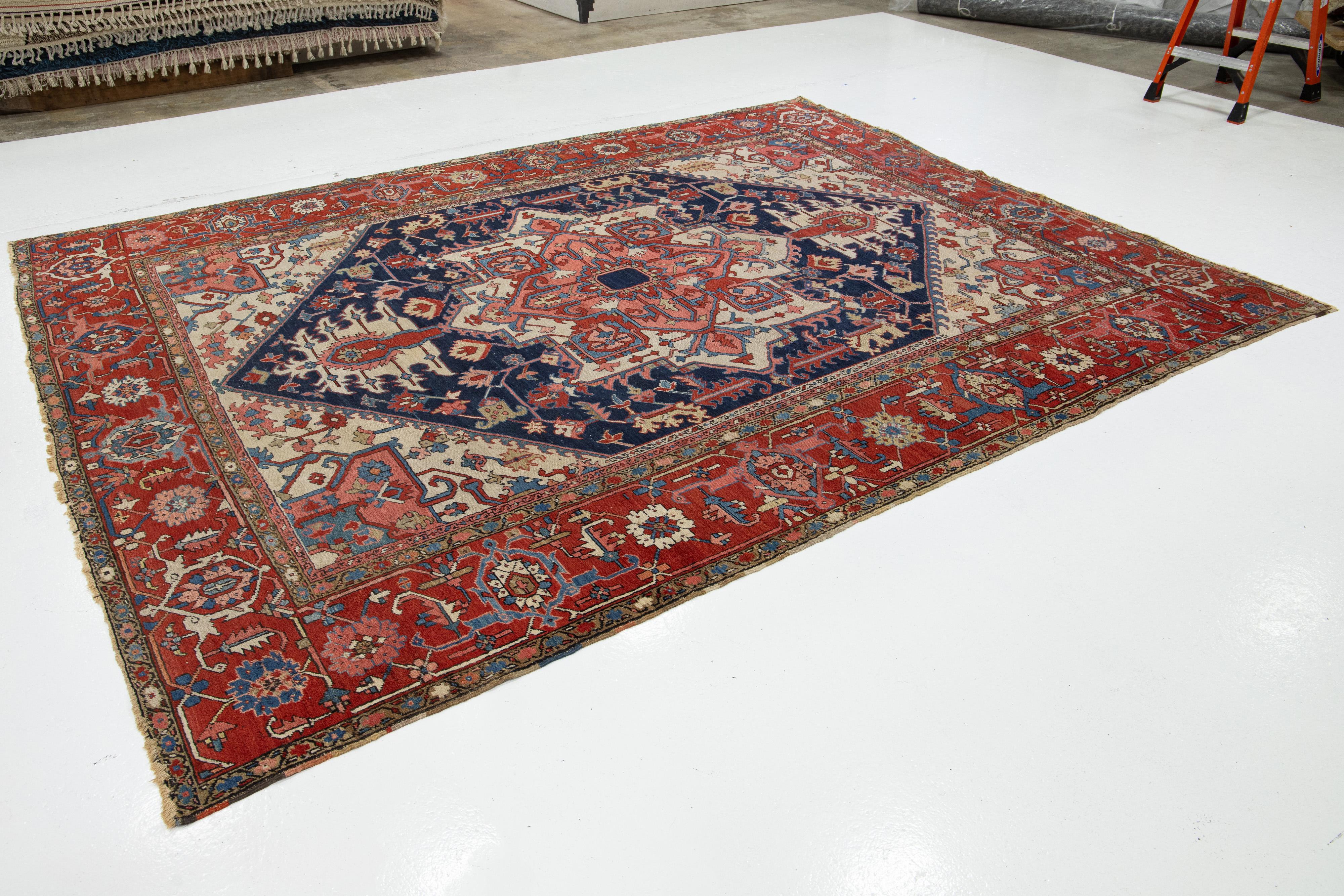 Heriz Serapi Tapis persan Heriz bleu ancien des années 1900 avec motif sur toute la surface en vente